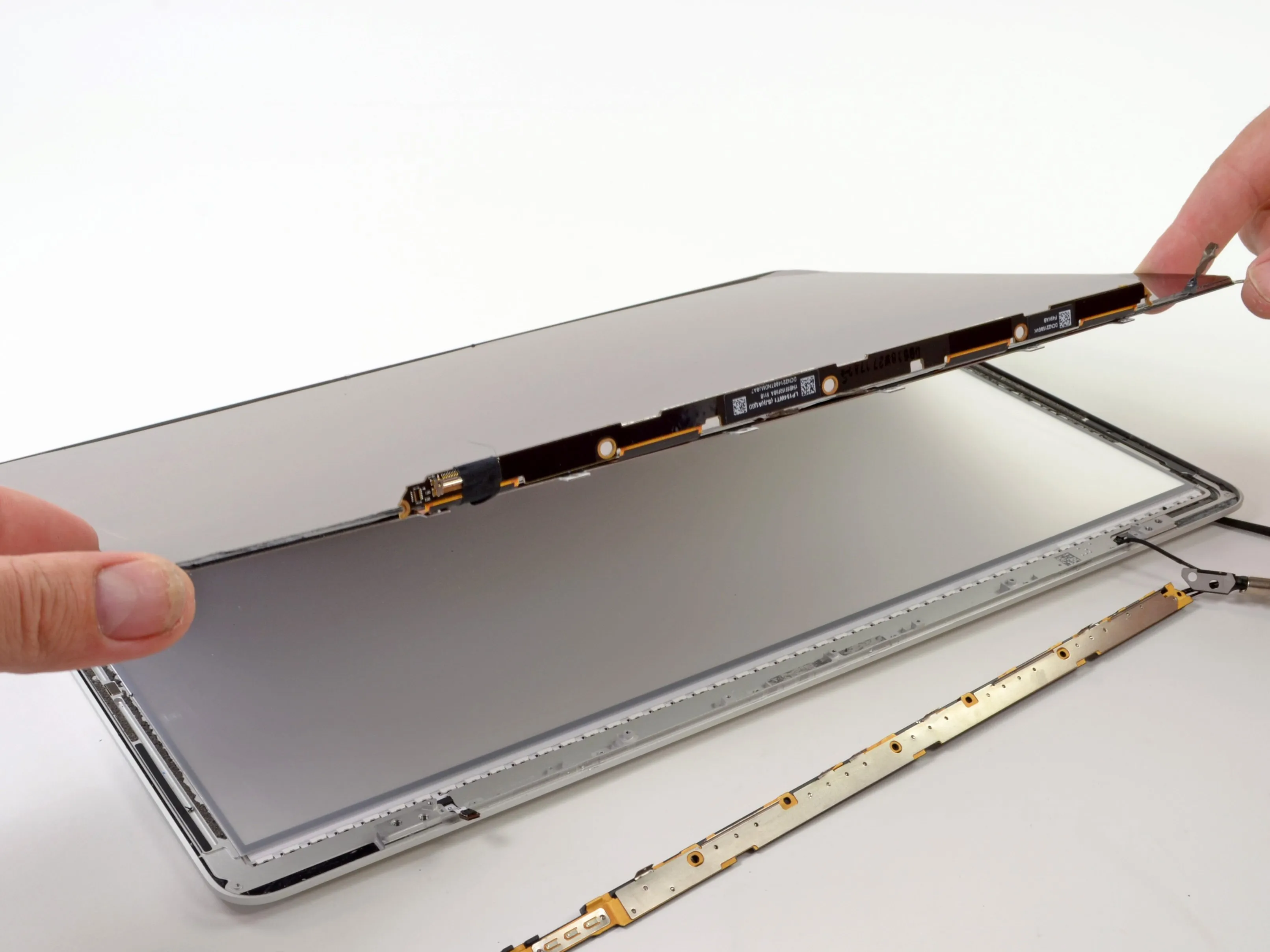 Разбор MacBook Pro Retina Display: шаг 8, изображение 2 из 3