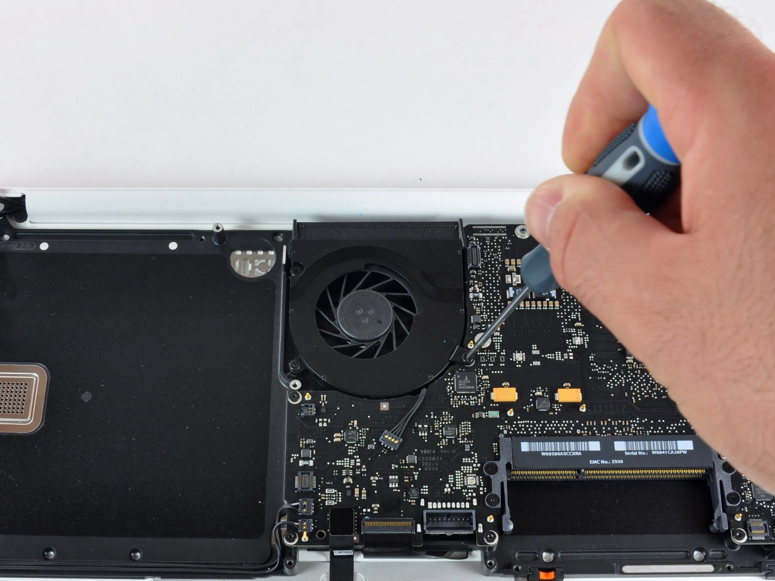 Разборка MacBook Unibody Model A1342 Mid 2010: шаг 8, изображение 1 из 2