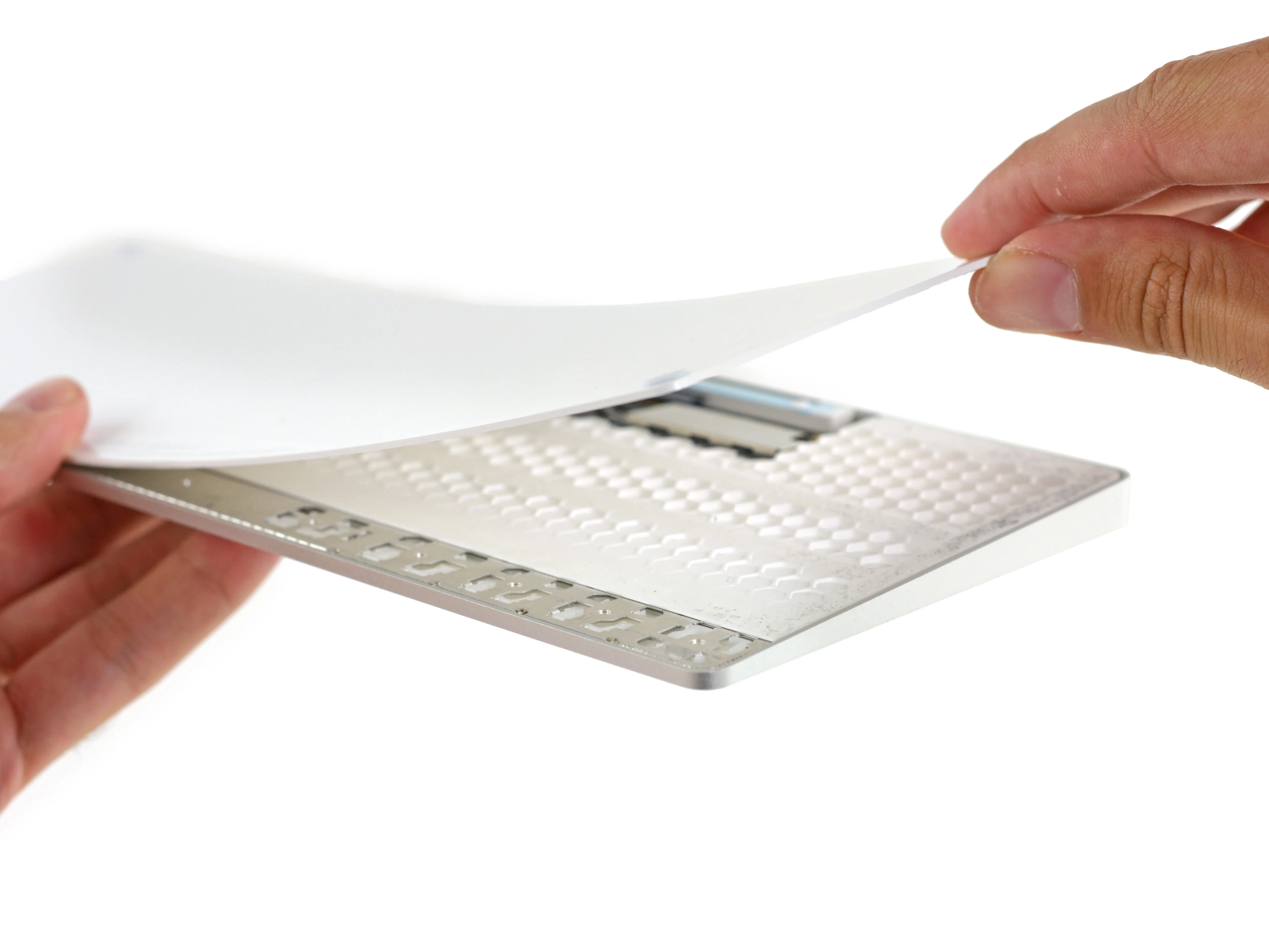 Разборка клавиатуры Magic Keyboard: шаг 6, изображение 1 из 3