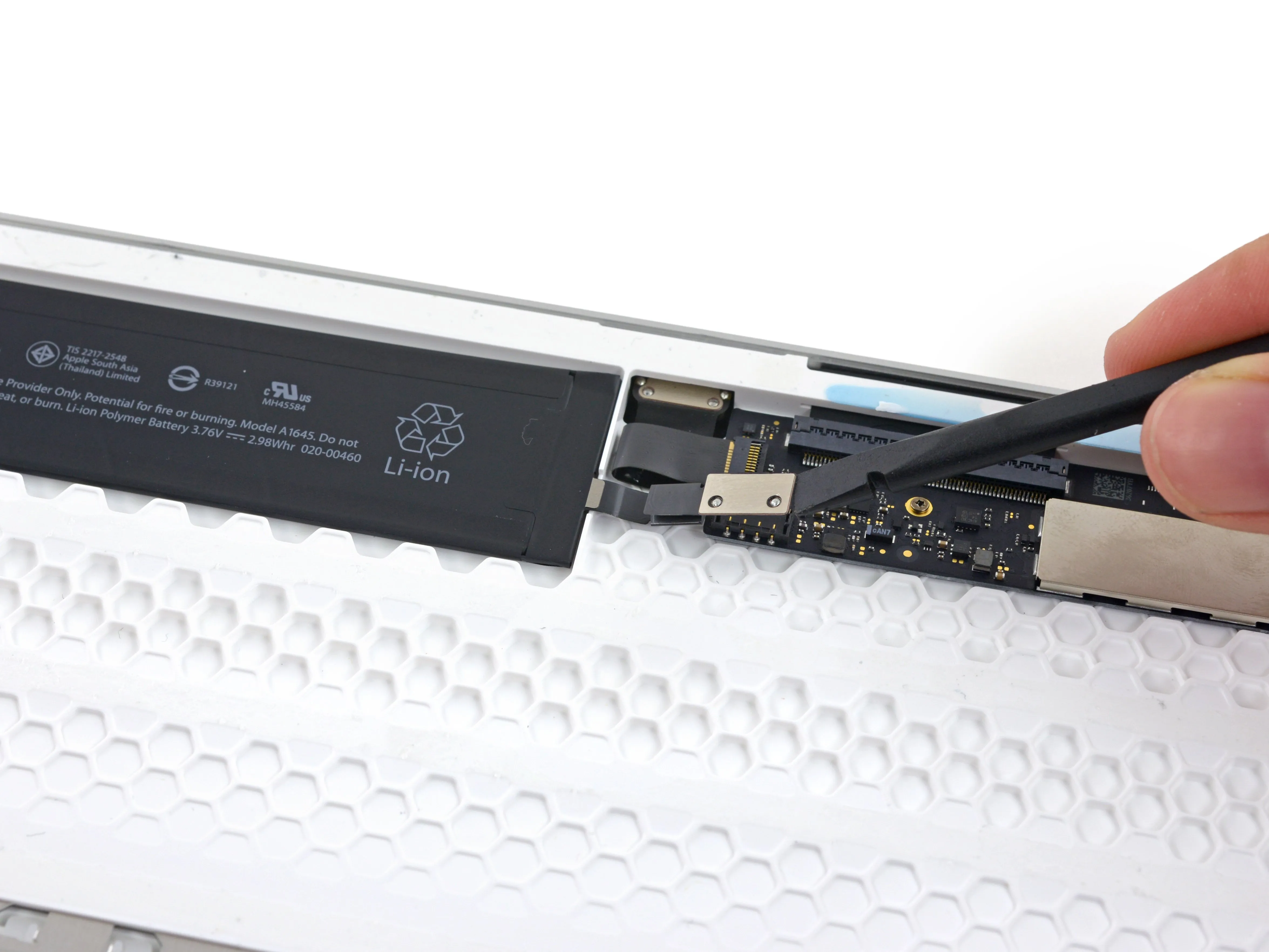 Разборка клавиатуры Magic Keyboard: шаг 6, изображение 3 из 3