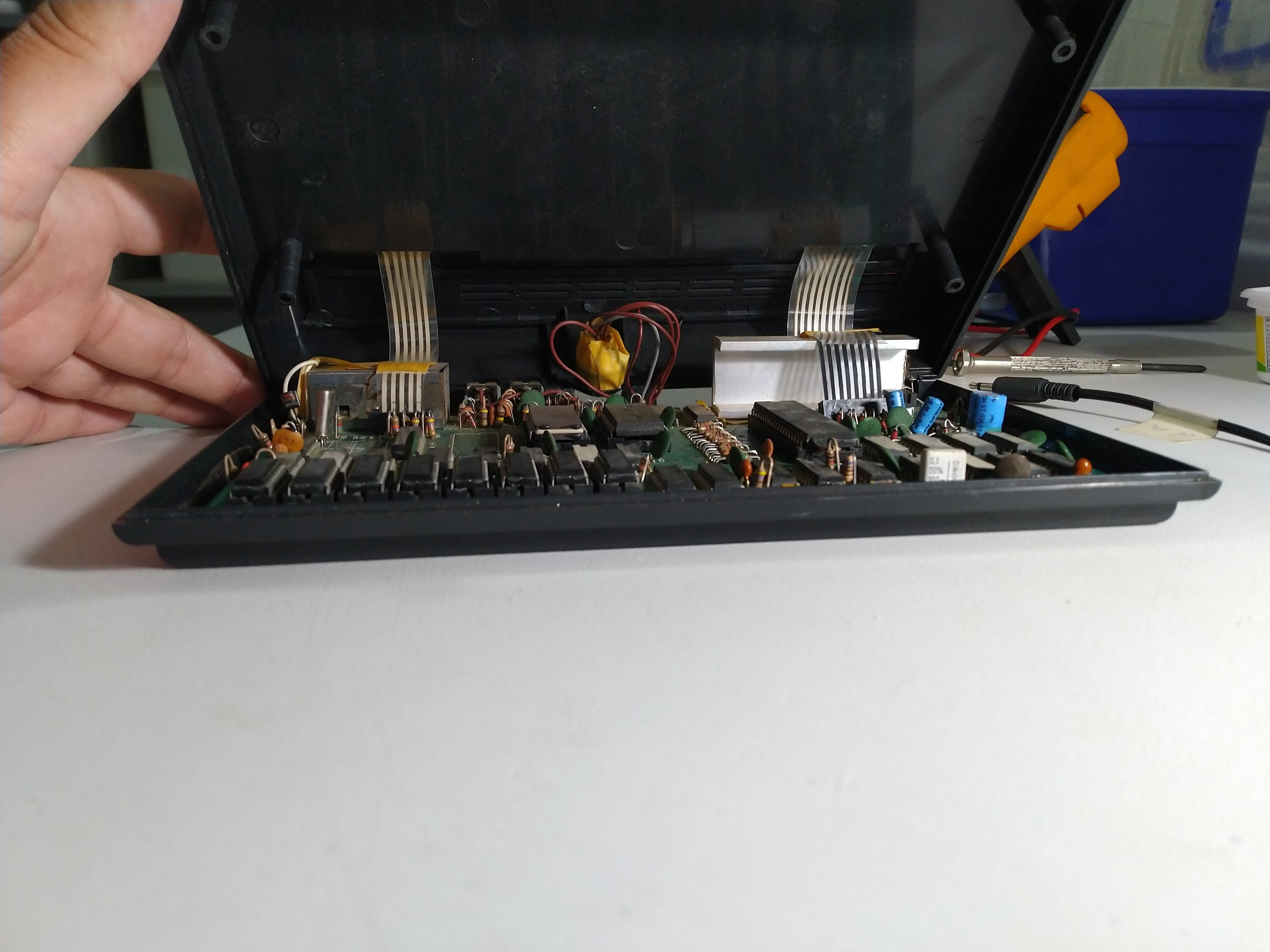 Microdigital TK 85 Teardown, Внутри TK85: шаг 2, изображение 1 из 3