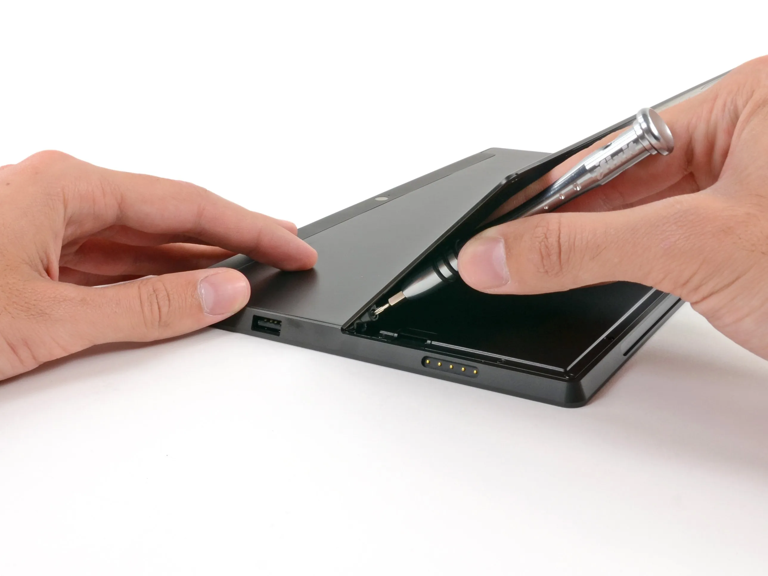 Разборка Microsoft Surface: шаг 4, изображение 1 из 3