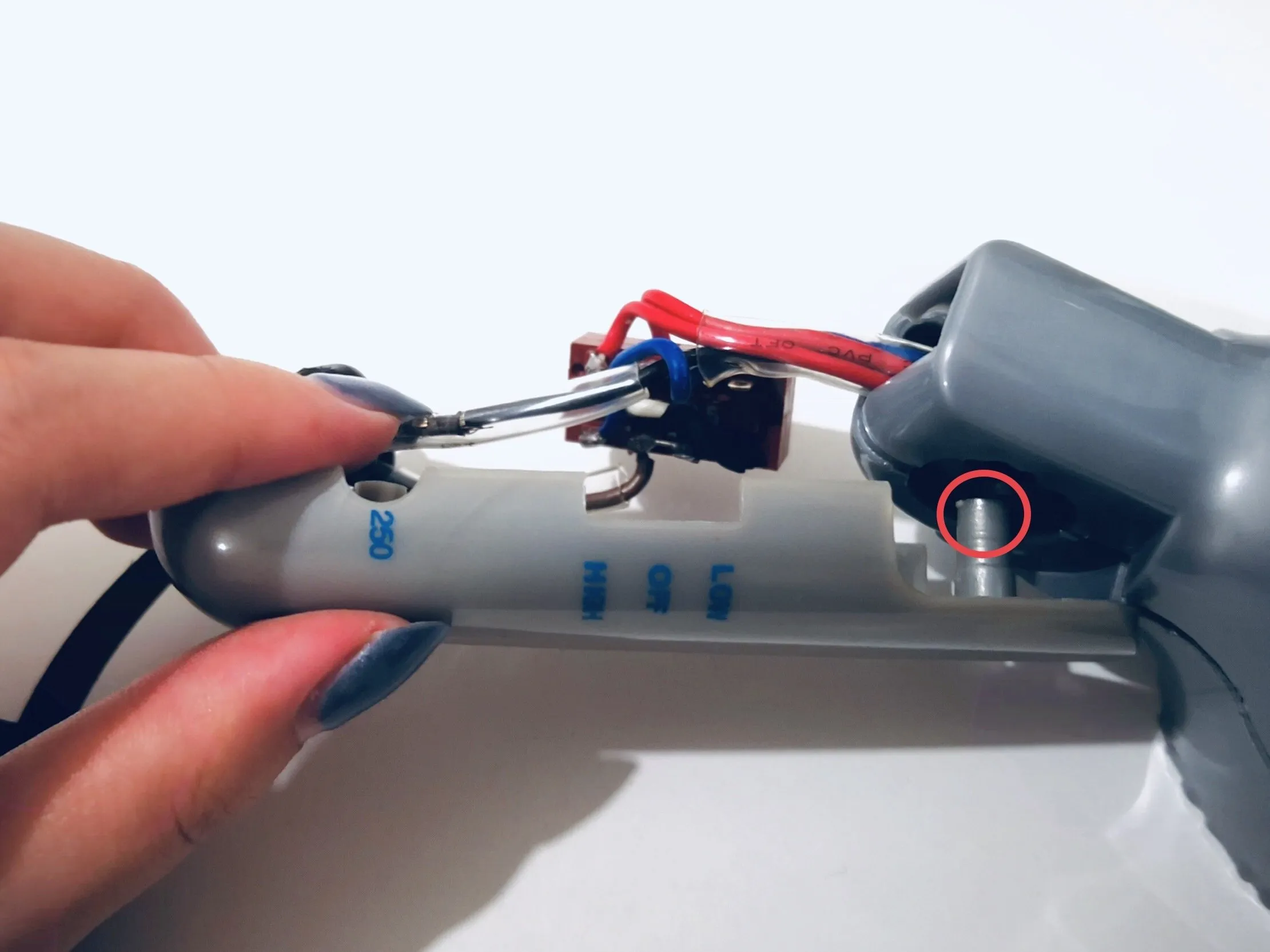 Модель CVS124A Разборка, снятие рукоятки (нижняя часть): шаг 5, изображение 1 из 1