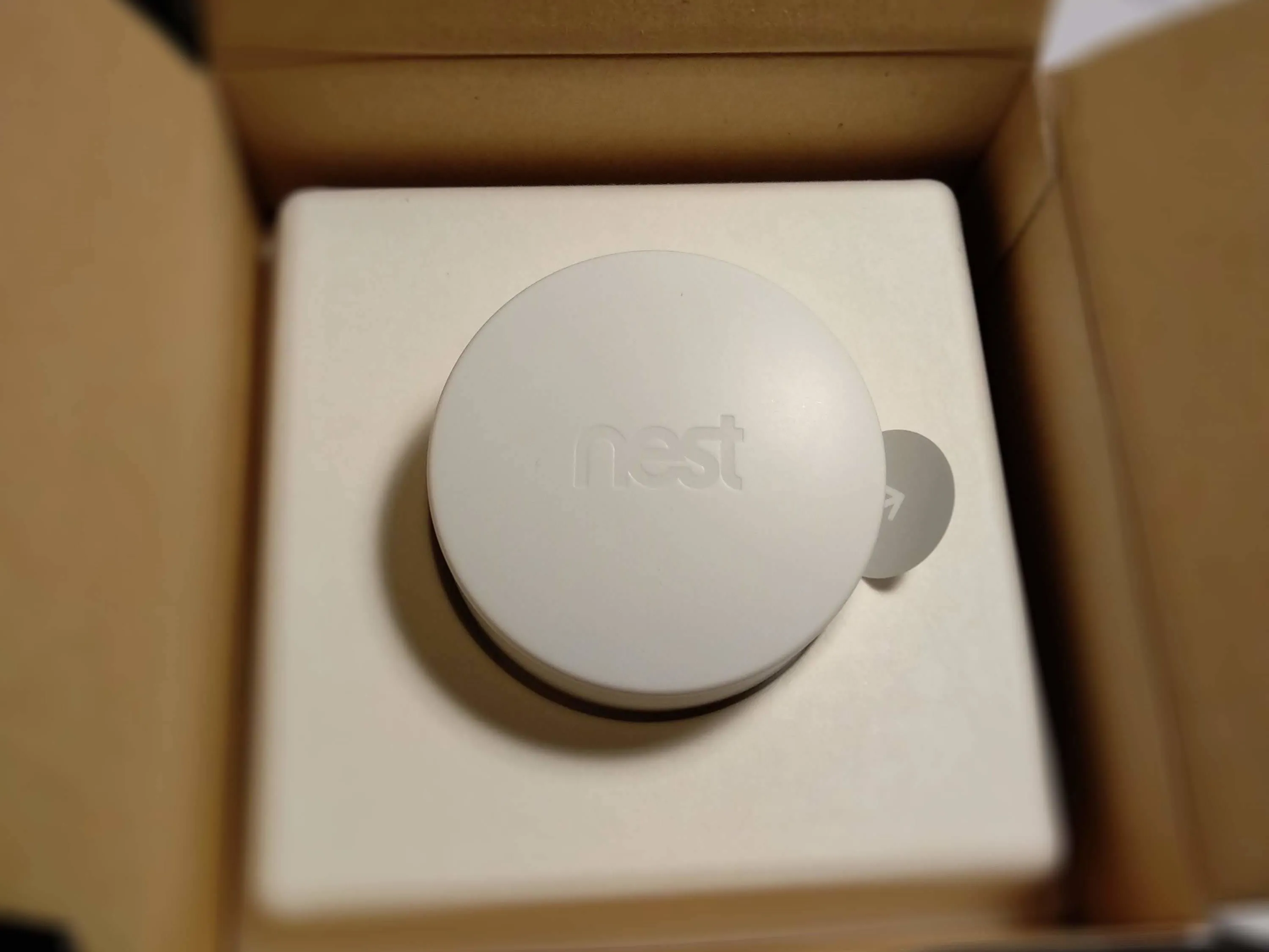 Разборка датчика температуры Nest, открытие коробки: шаг 2, изображение 1 из 2