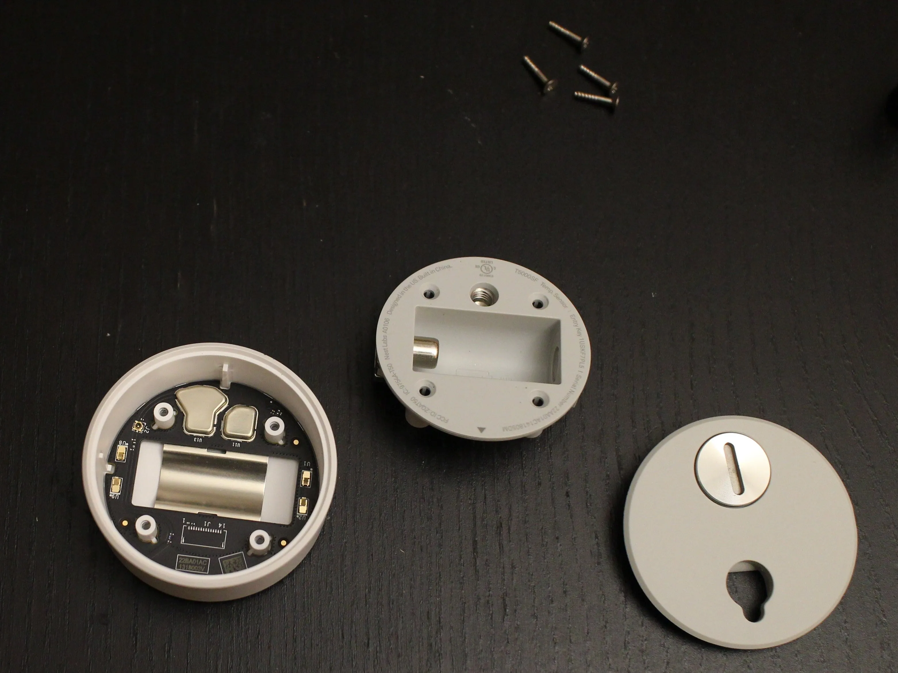 Разборка датчика температуры Nest, удаление винтов: шаг 3, изображение 1 из 3