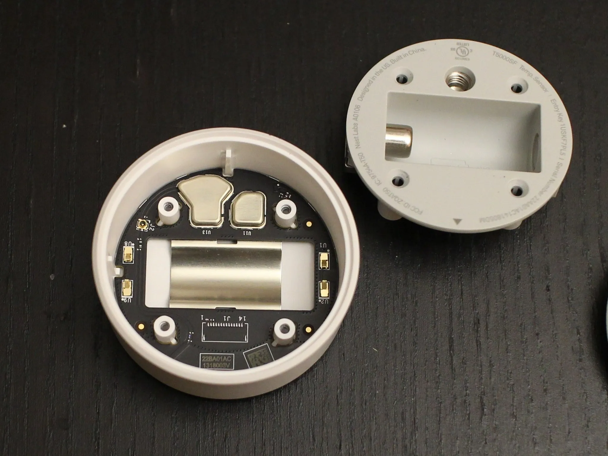 Разборка датчика температуры Nest, удаление винтов: шаг 3, изображение 2 из 3