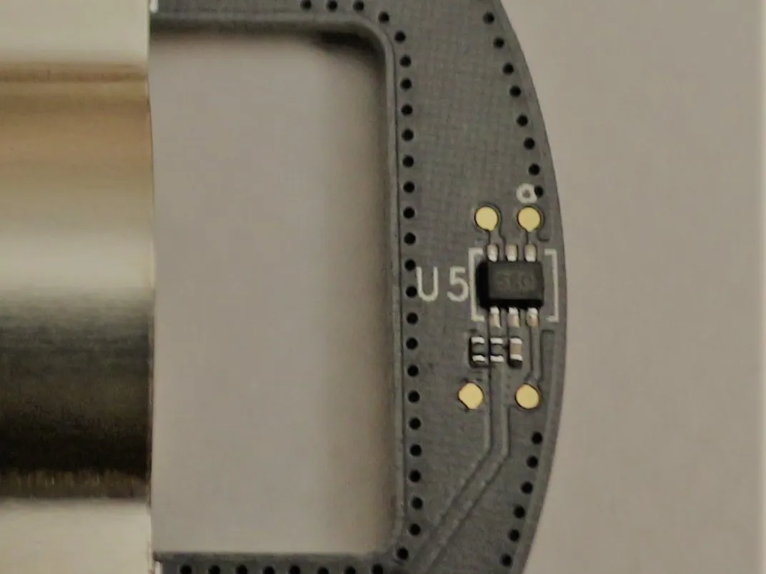 Разборка датчика температуры Nest, другая сторона печатной платы: шаг 5, изображение 3 из 3