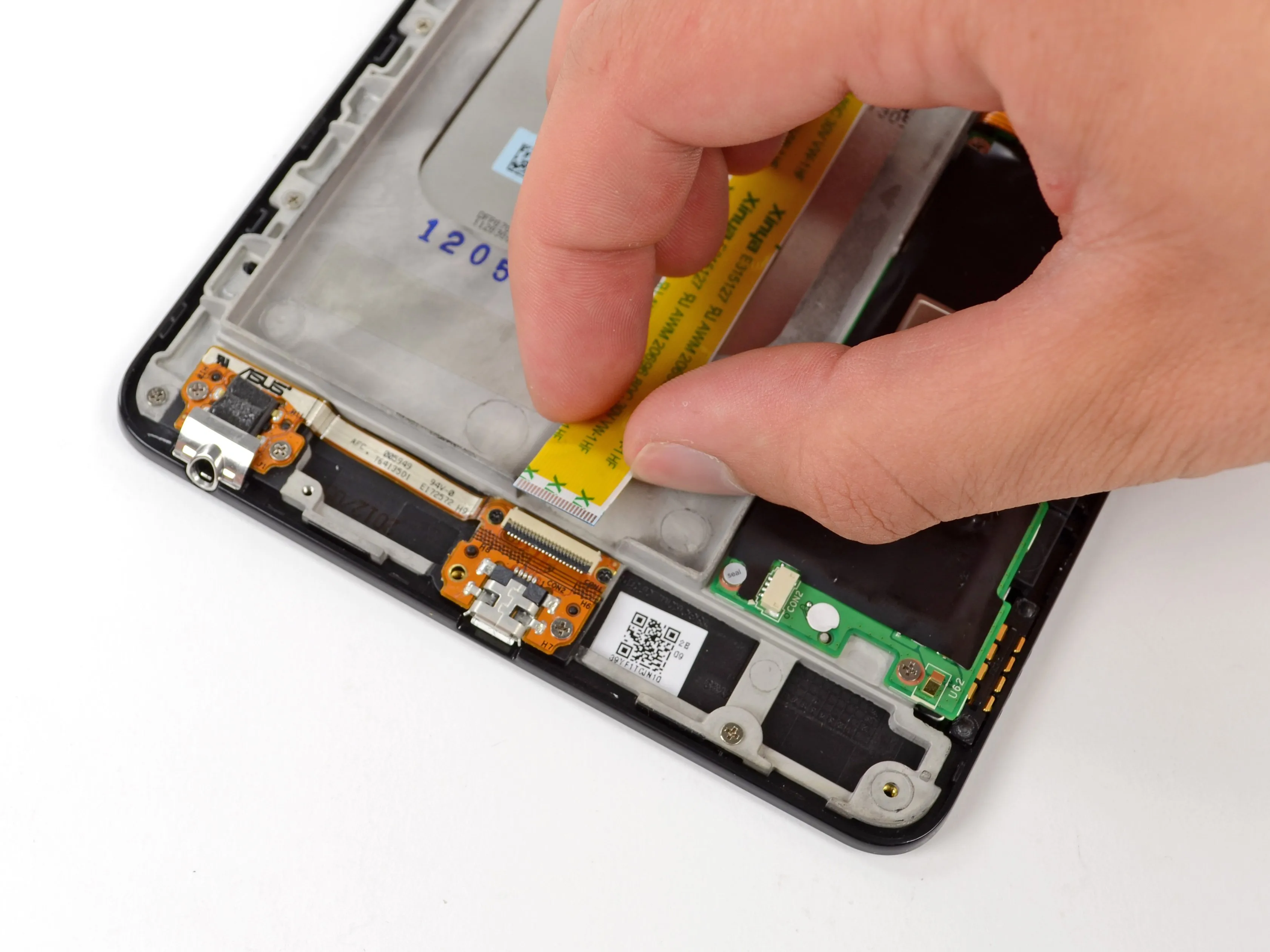 Разборка Nexus 7: шаг 10, изображение 1 из 3