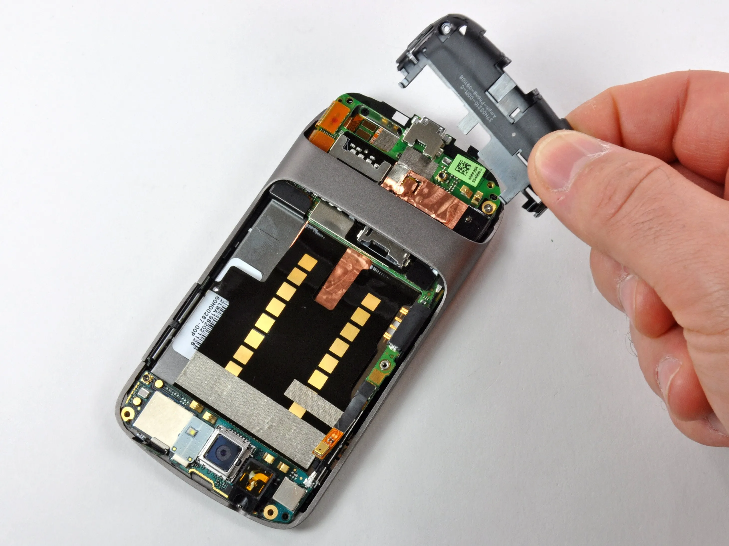 Разборка Nexus One: шаг 7, изображение 2 из 3