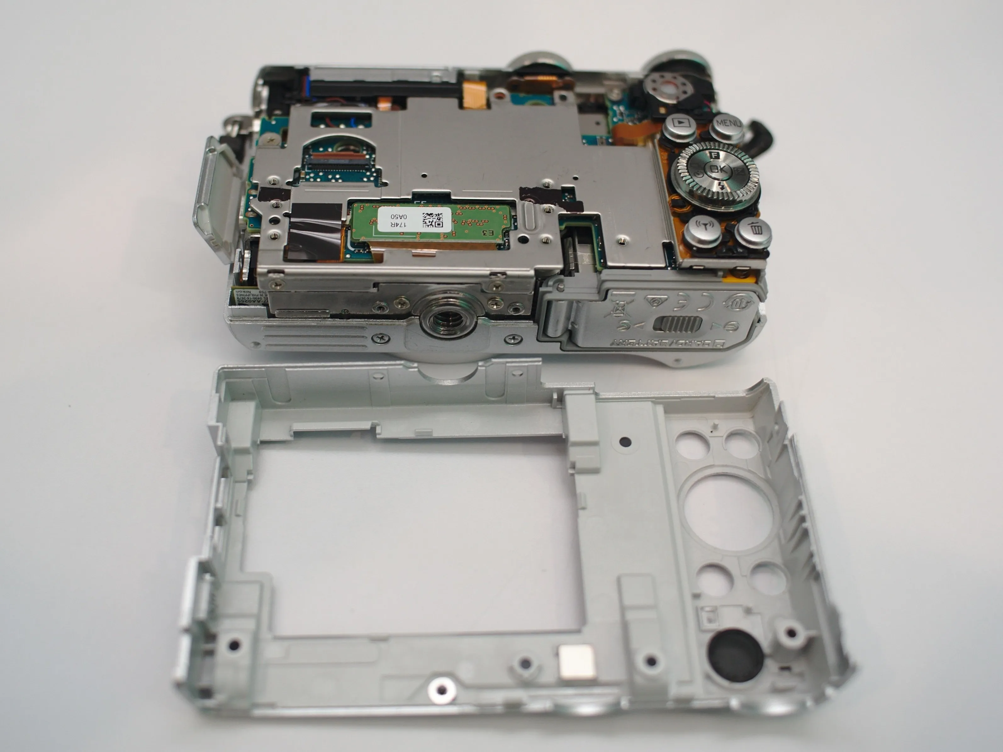 Nikon 1 J5 Разборка (с целью ремонта), Задняя панель: шаг 8, изображение 2 из 2