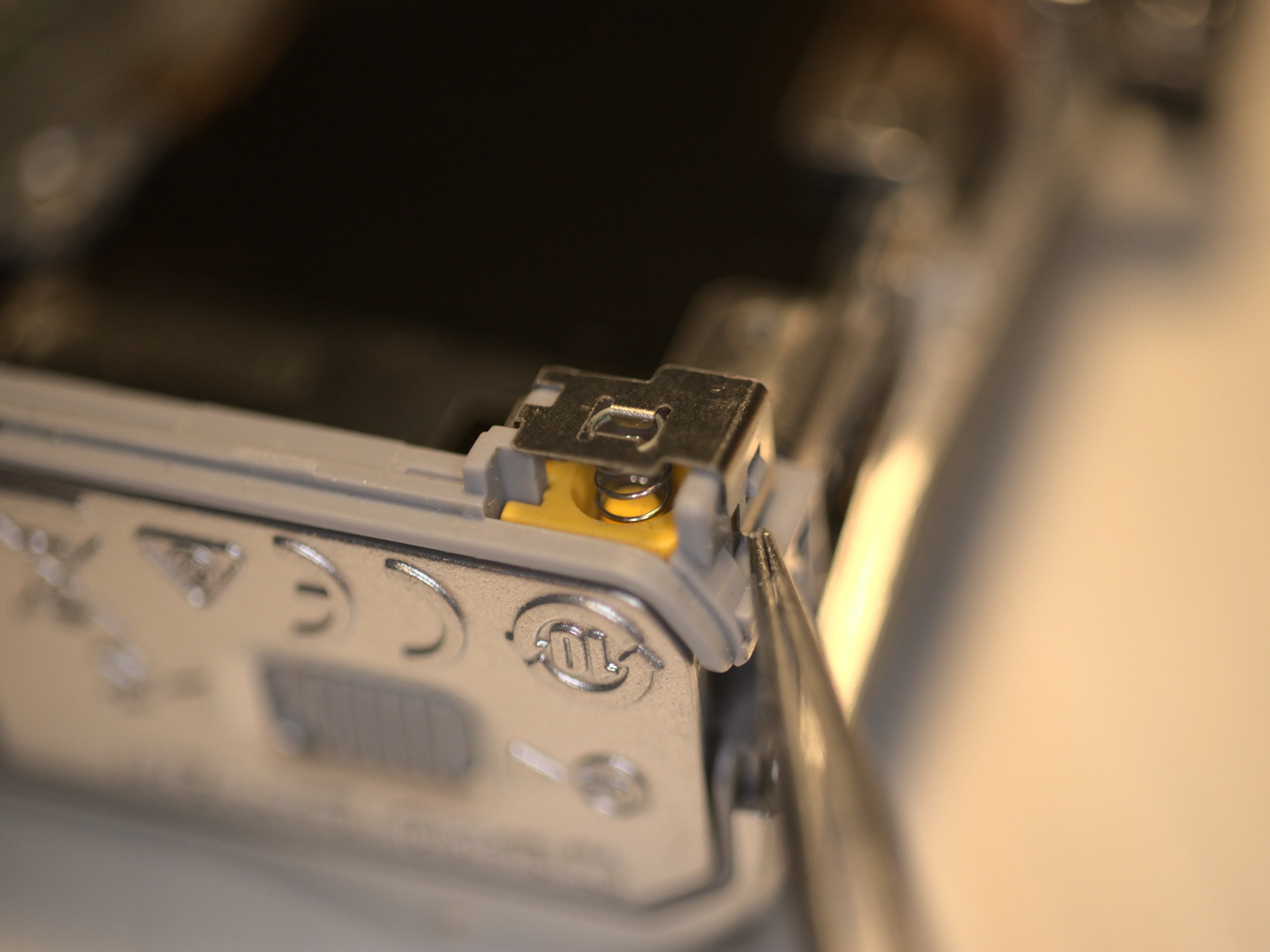 Nikon 1 J5 Разборка (с целью ремонта), защелка аккумулятора: шаг 38, изображение 1 из 3