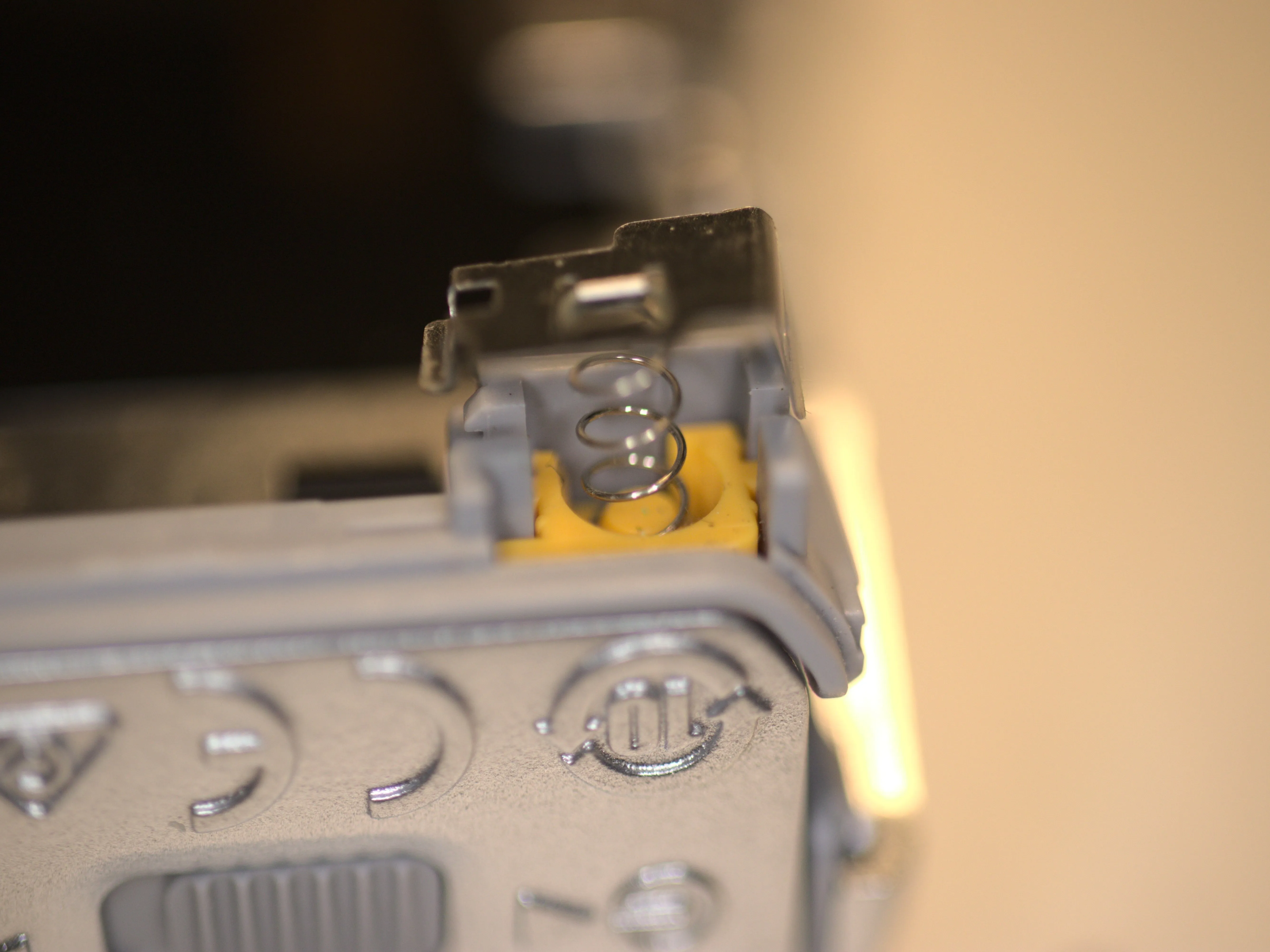 Nikon 1 J5 Разборка (с целью ремонта), защелка аккумулятора: шаг 38, изображение 2 из 3