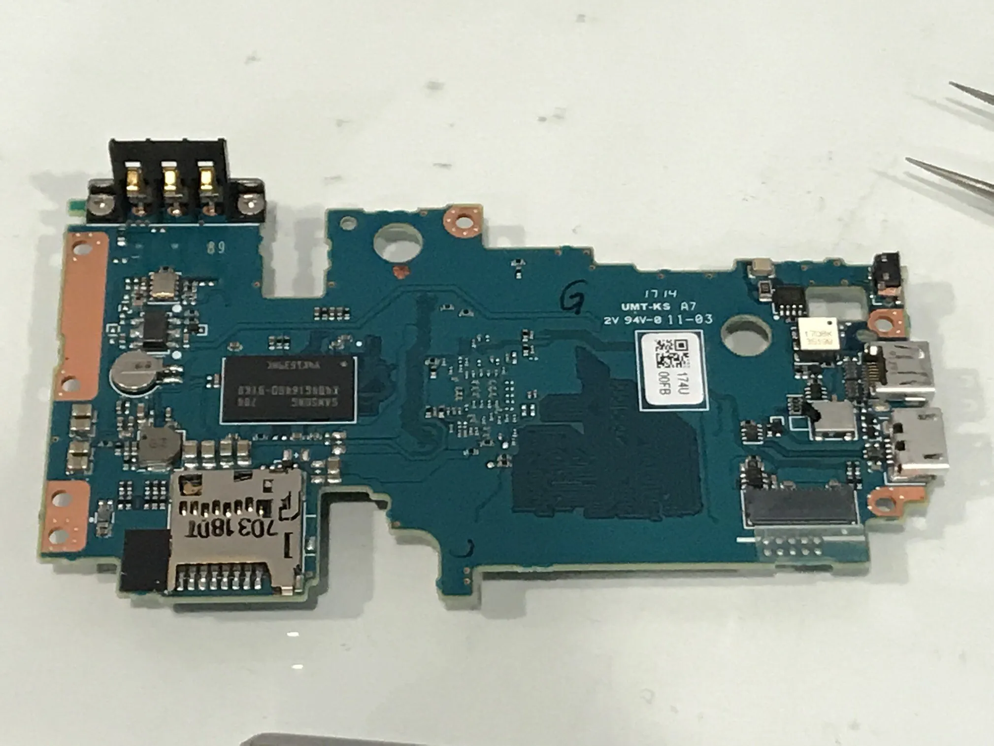 Nikon 1 J5 Разборка (с целью ремонта), Узрите главную печатную плату: шаг 20, изображение 1 из 2