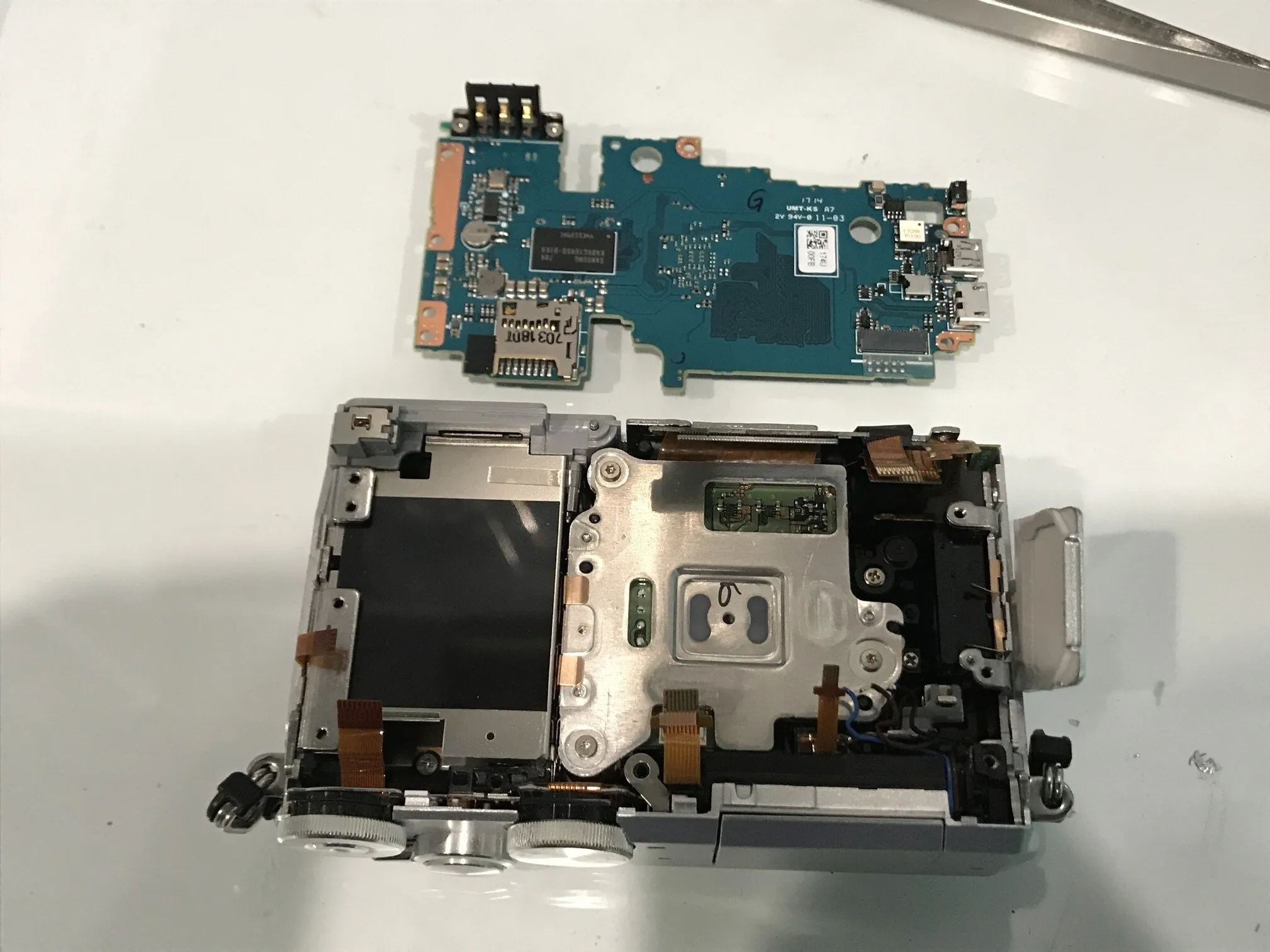 Nikon 1 J5 Разборка (ремонт), вот, главная печатная плата: шаг 20, изображение 2 из 2