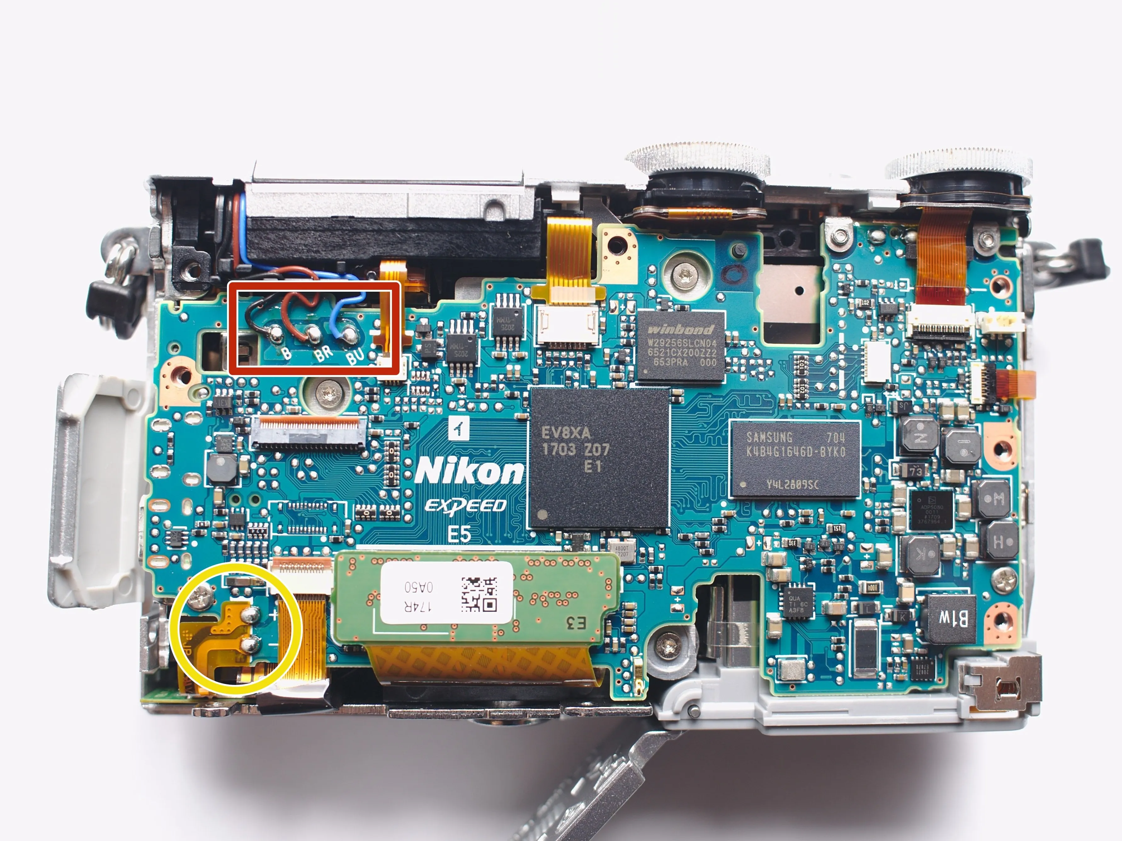 Nikon 1 J5 Разборка (с целью ремонта), разрядка конденсатора резервуара вспышки: шаг 13, изображение 1 из 1