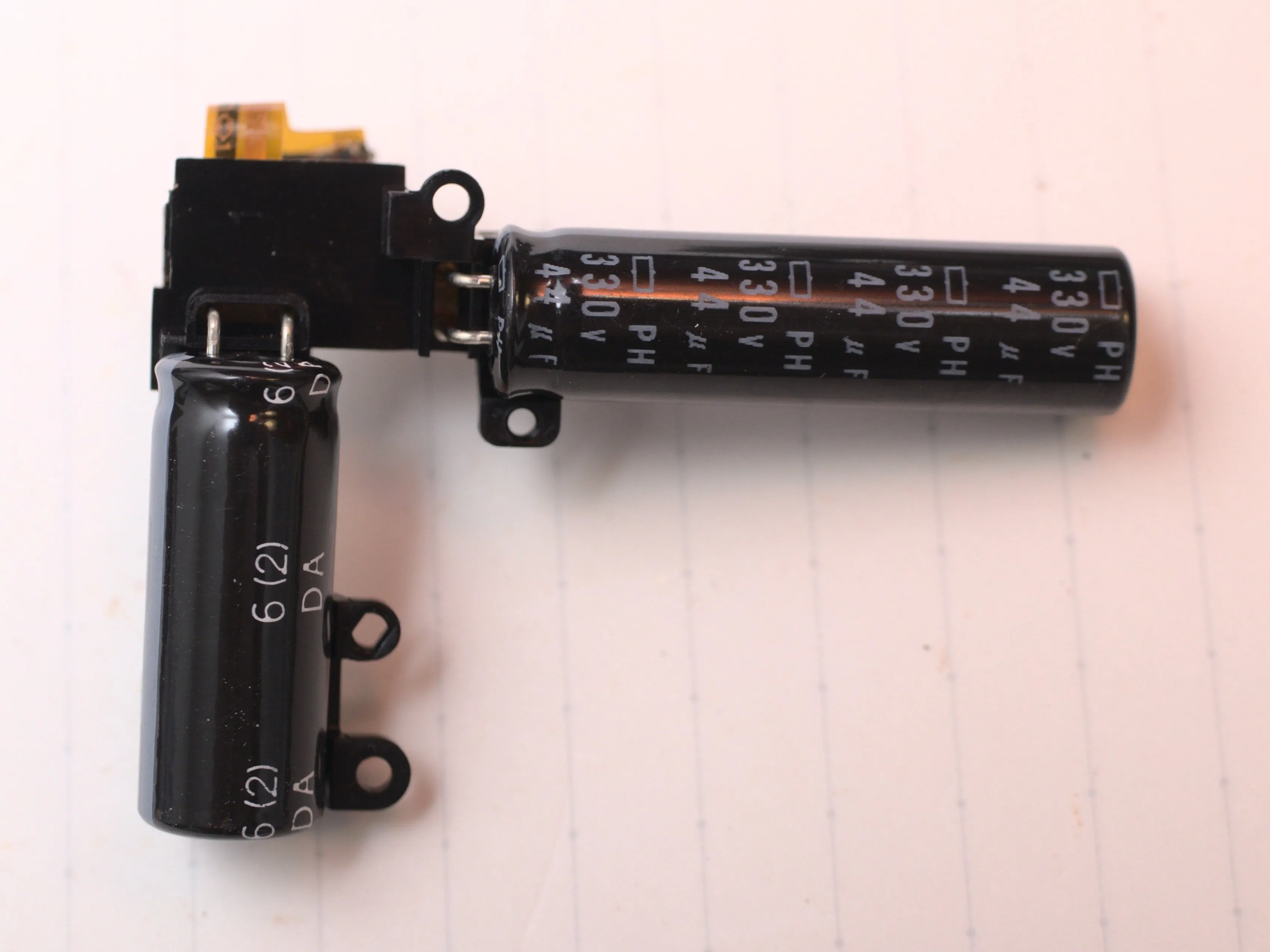 Nikon 1 J5 Разборка (с целью ремонта), конденсатор вспышки: шаг 42, изображение 1 из 2