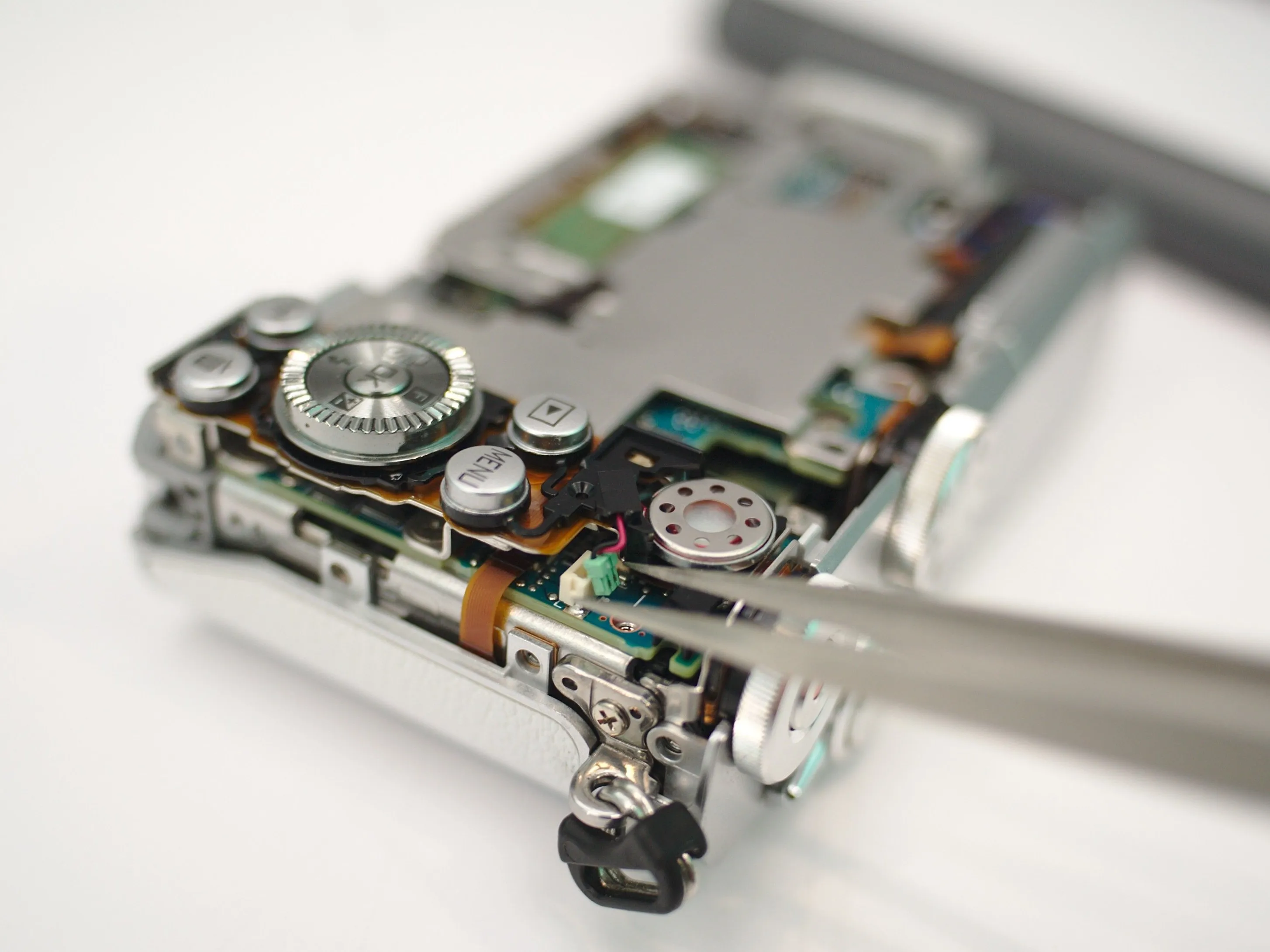 Nikon 1 J5 Разборка (с целью ремонта), клавиатура: шаг 9, изображение 1 из 3