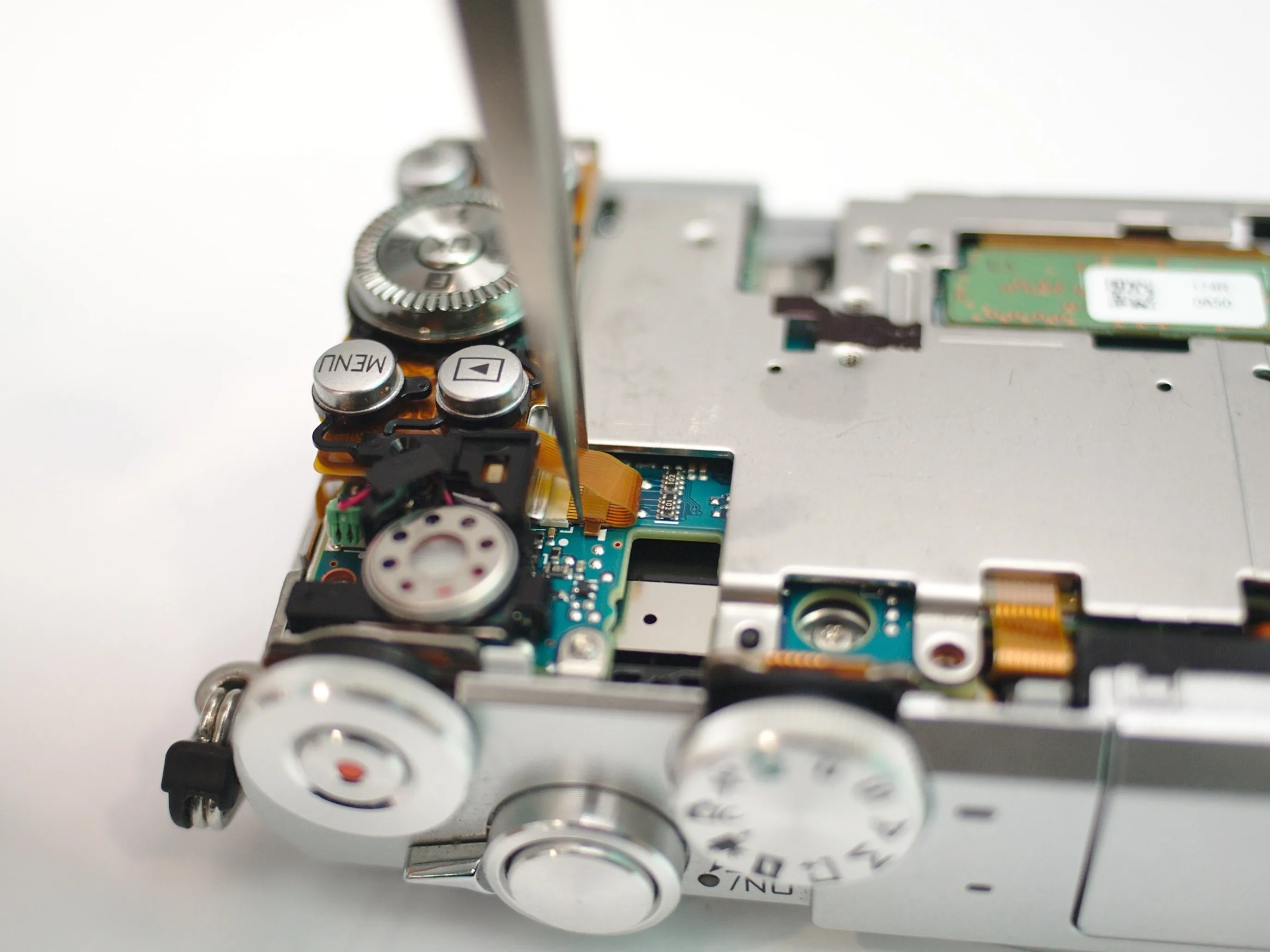 Nikon 1 J5 разборка (ремонт), клавиатура: шаг 9, изображение 2 из 3