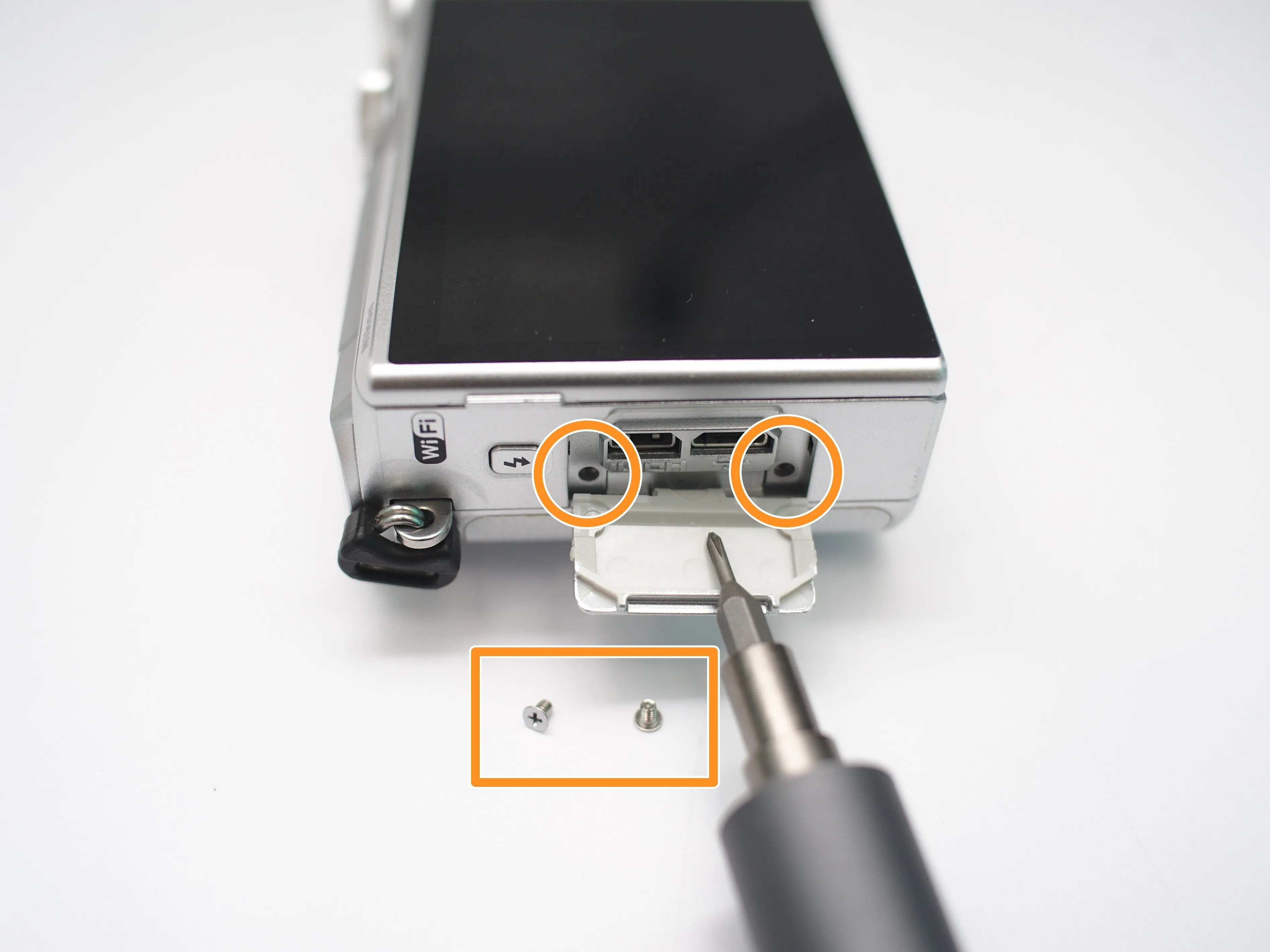 Nikon 1 J5 Разборка (ремонт), левая сторона (левая сторона, когда вы держите его правильно): шаг 5, изображение 1 из 1