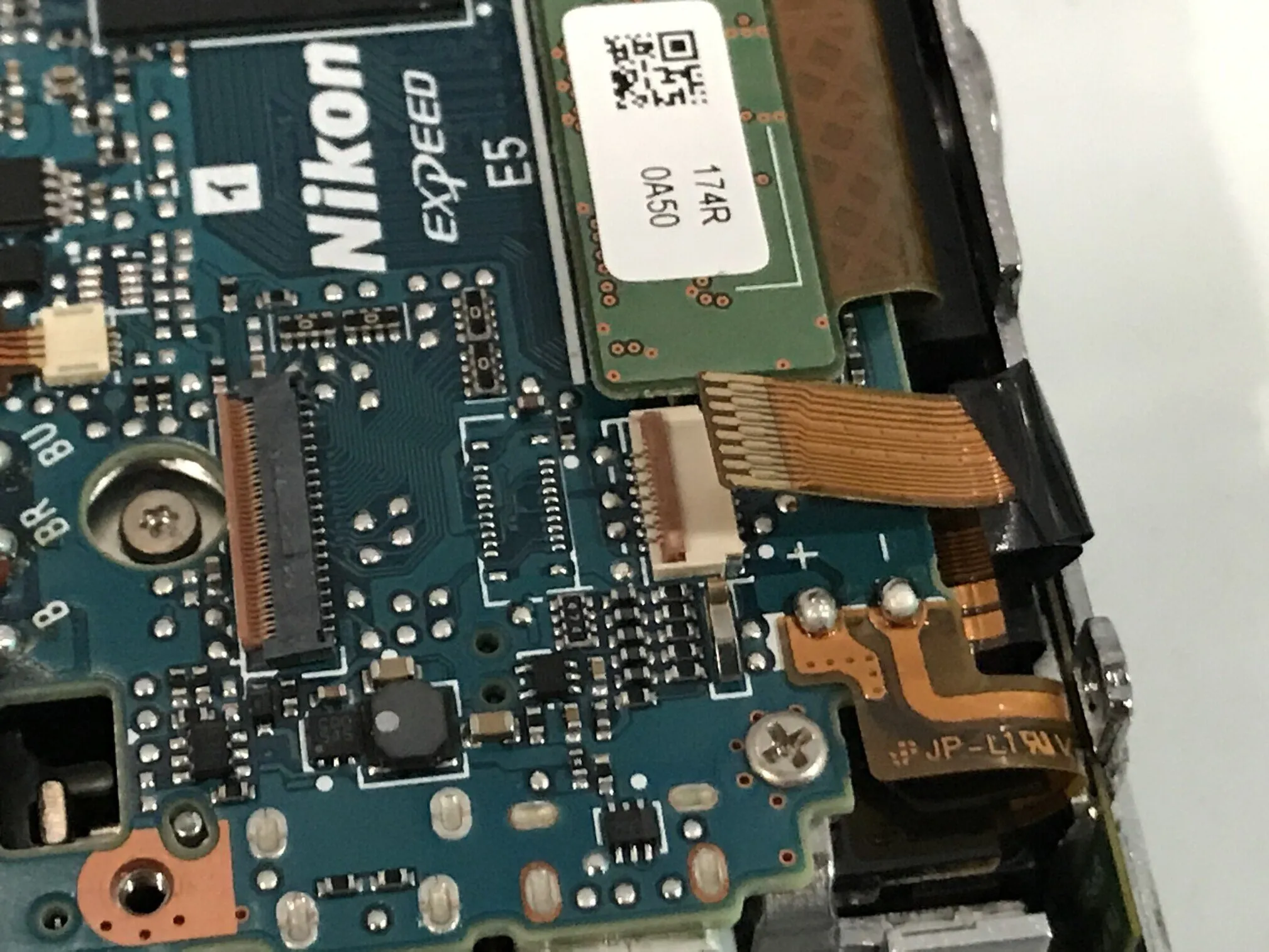 Nikon 1 J5 Разборка (с целью ремонта), главная печатная плата 1: шаг 15, изображение 1 из 3