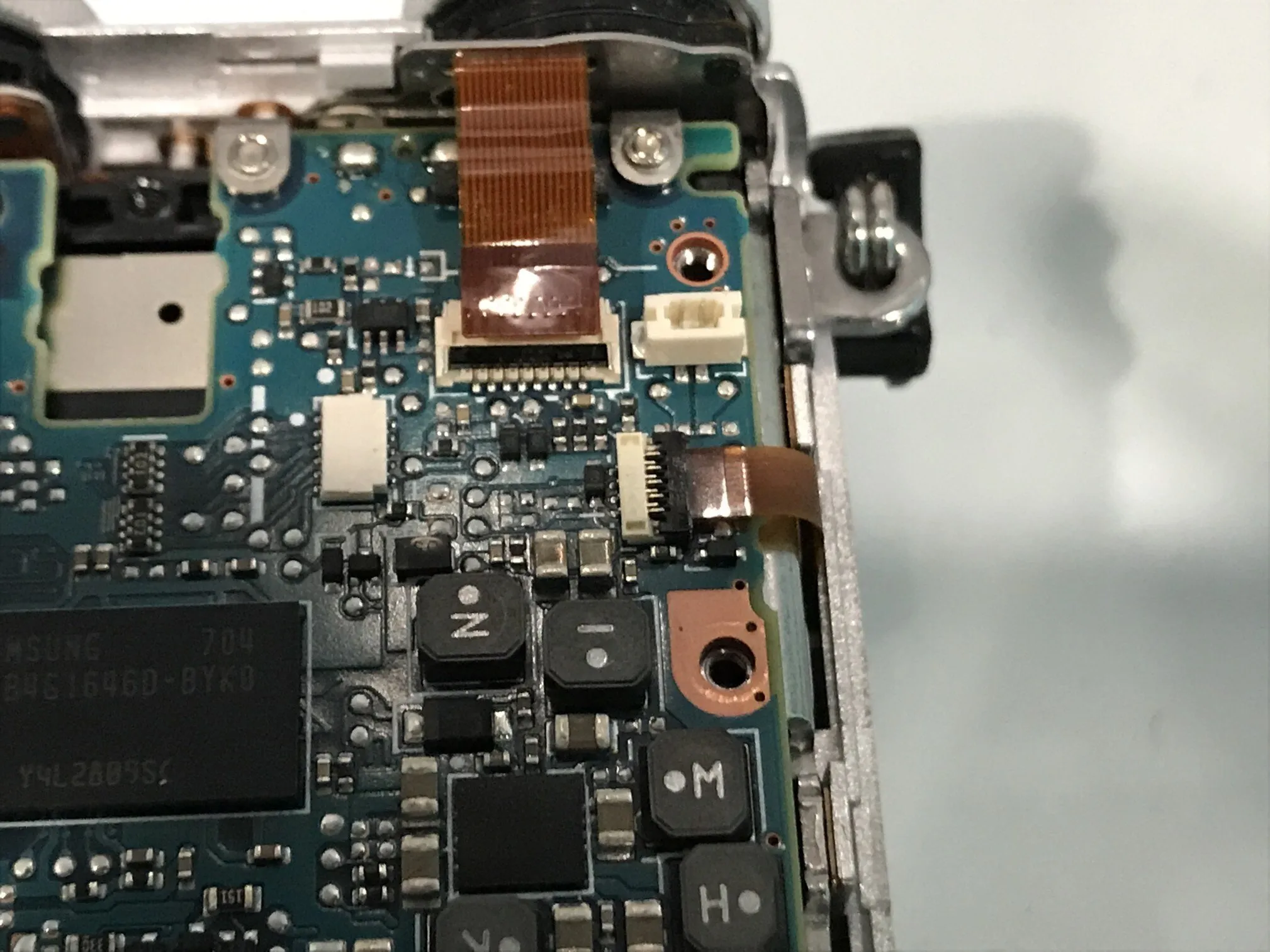 Nikon 1 J5 Разборка (с целью ремонта), главная печатная плата 2: шаг 16, изображение 2 из 3