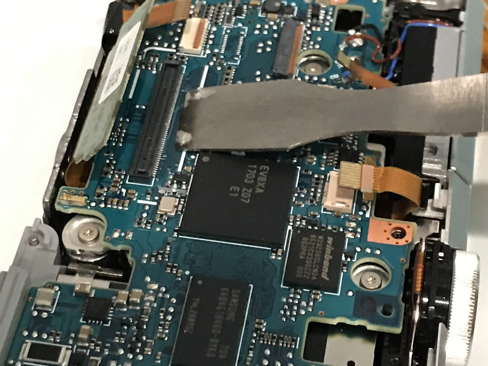 Nikon 1 J5 Разборка (с целью ремонта), главная печатная плата 2: шаг 16, изображение 3 из 3