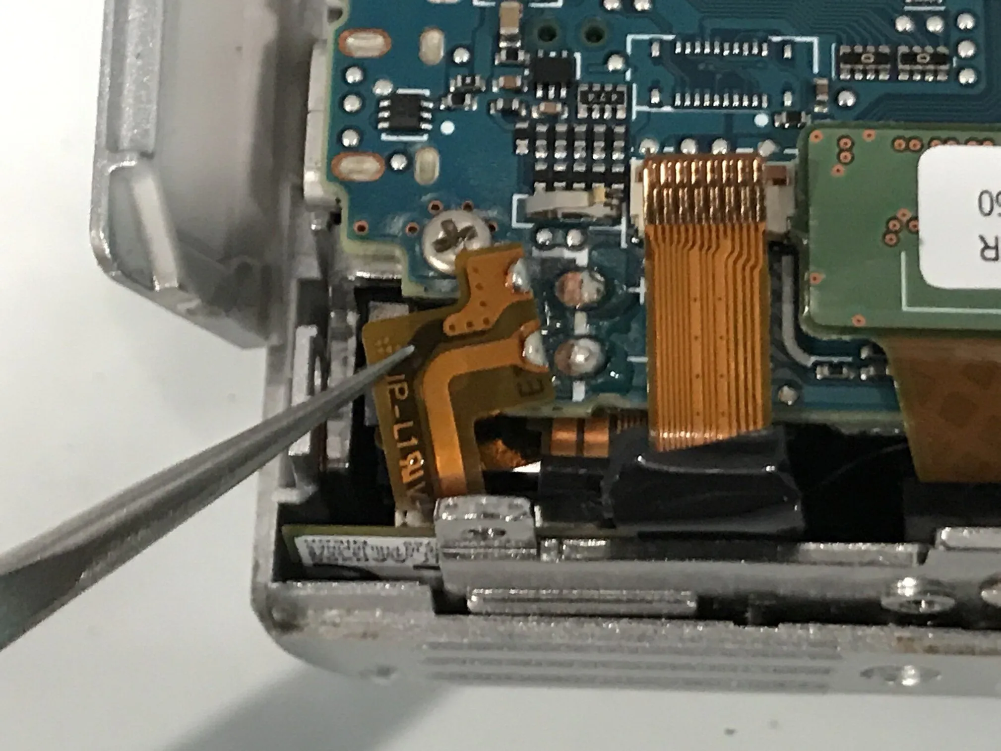 Nikon 1 J5 Разборка (с целью ремонта), главная печатная плата 3: шаг 17, изображение 1 из 3