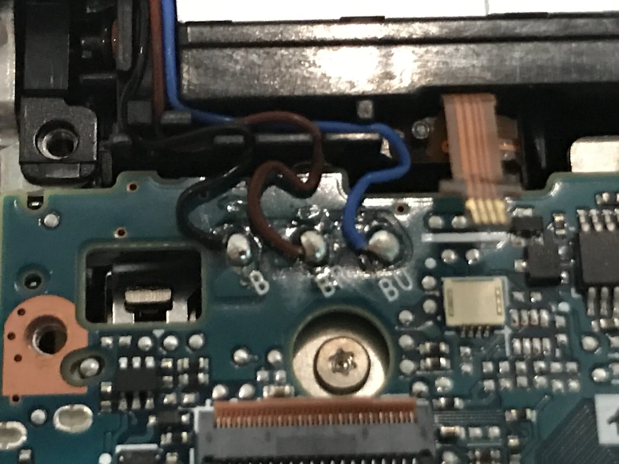 Nikon 1 J5 Разборка (с целью ремонта), главная печатная плата 3: шаг 17, изображение 2 из 3