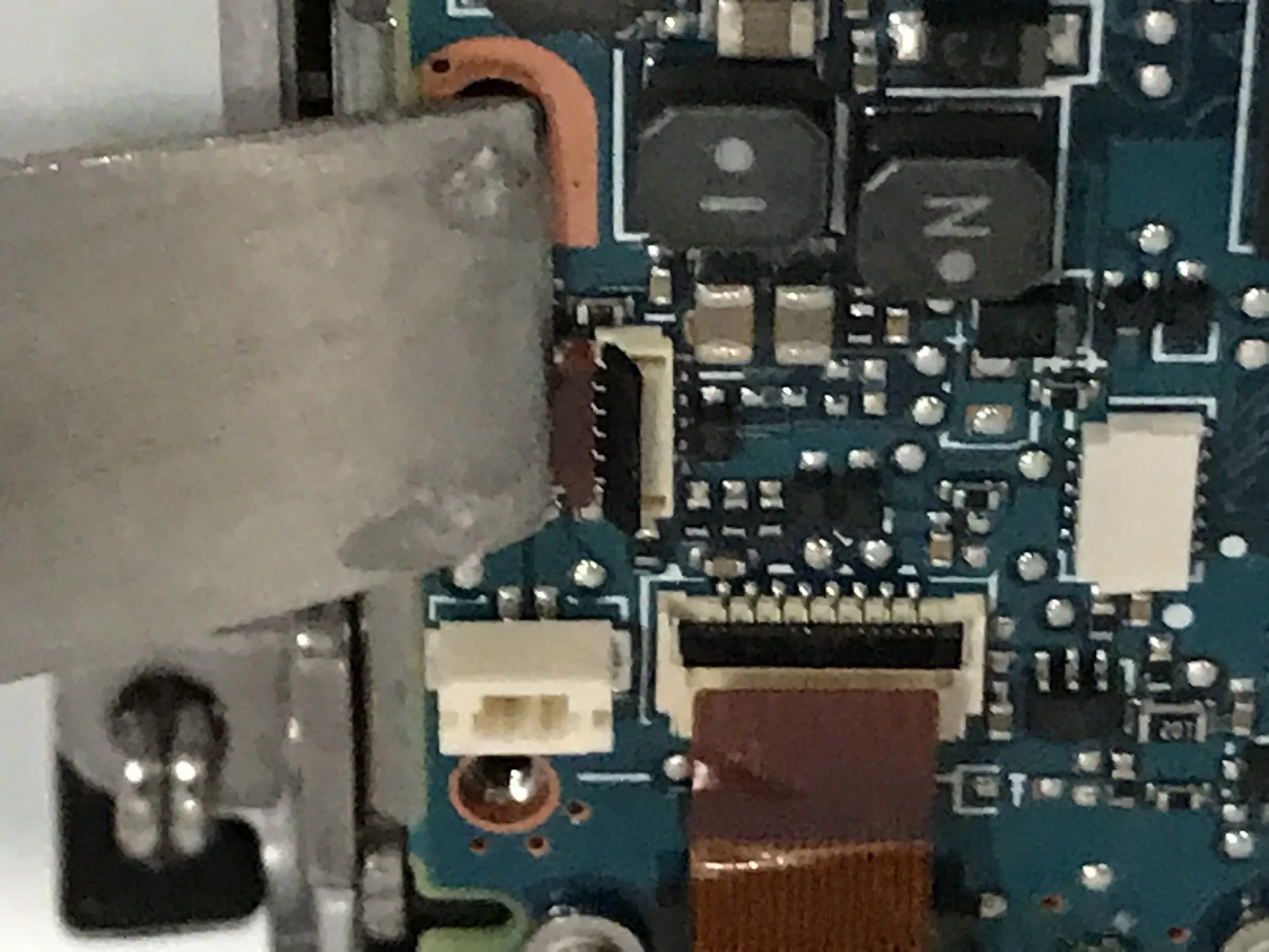 Nikon 1 J5 Разборка (с целью ремонта), главная печатная плата 4: шаг 18, изображение 2 из 2