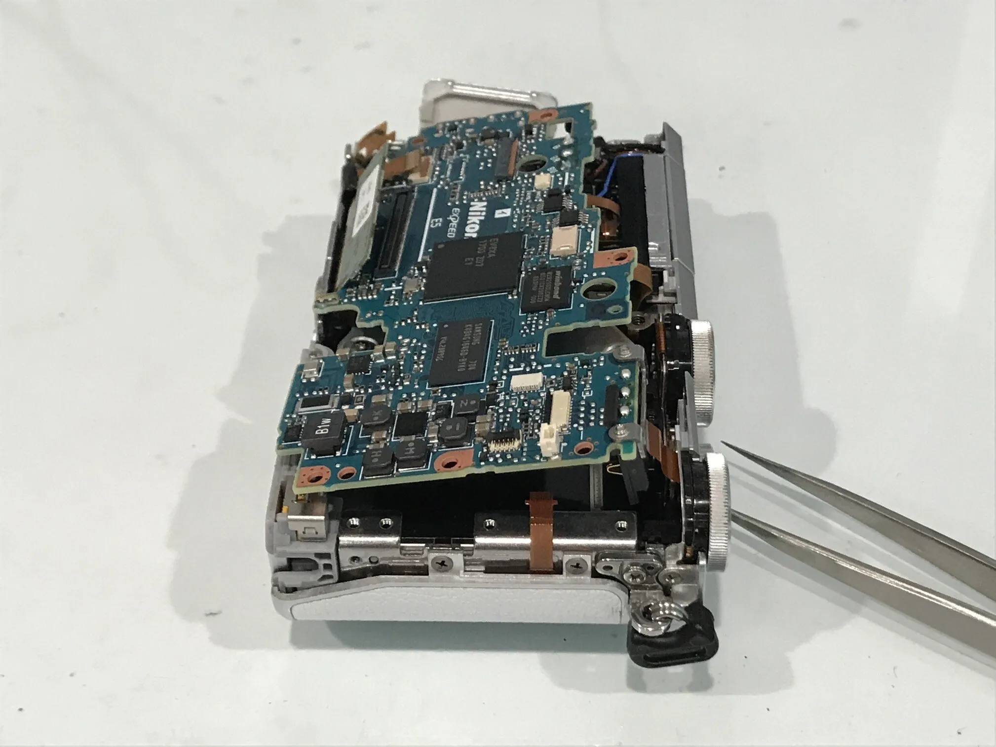 Nikon 1 J5 Разборка (с целью ремонта), главная печатная плата 5: шаг 19, изображение 1 из 3