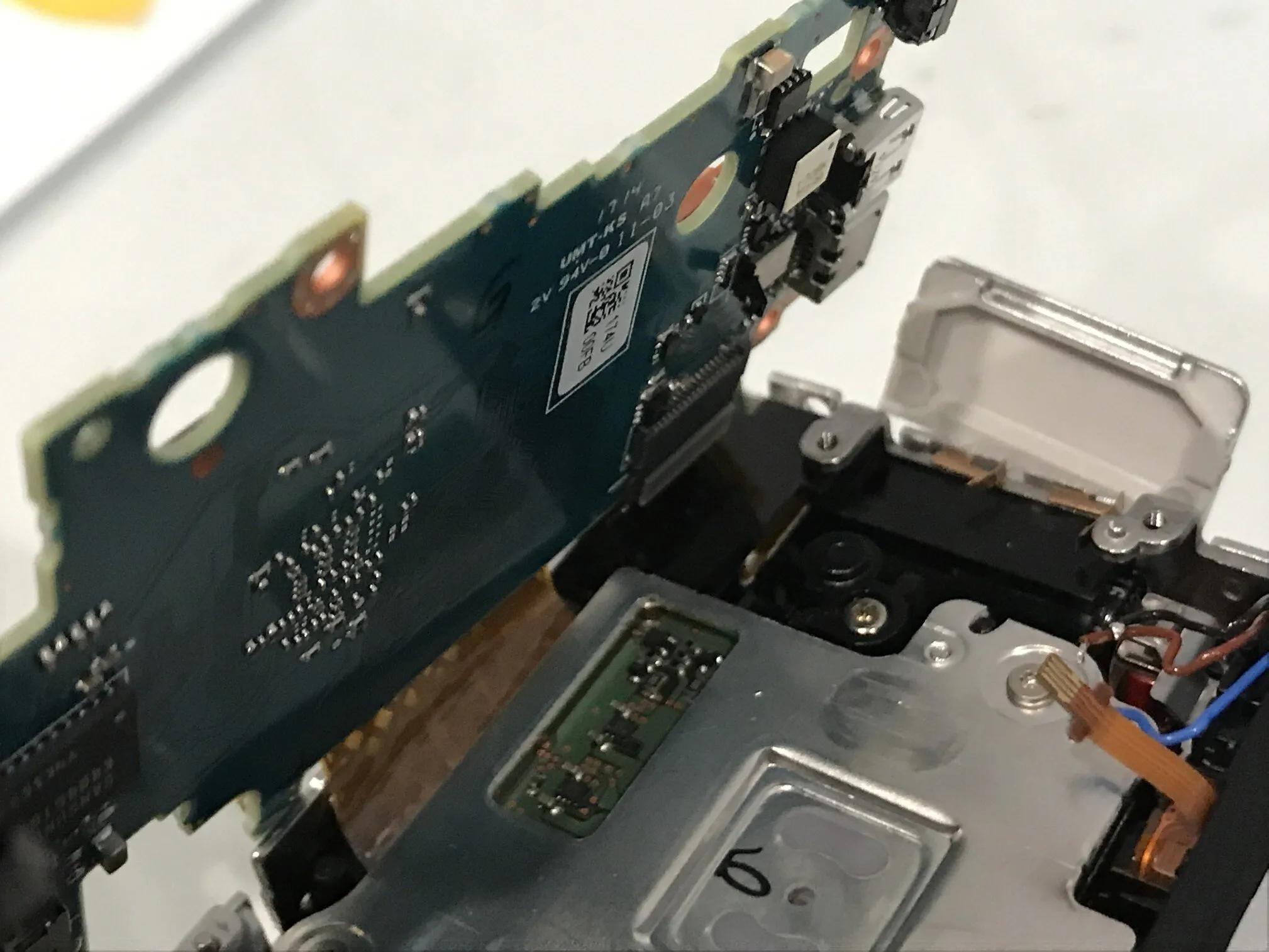 Nikon 1 J5 Разборка (с целью ремонта), главная печатная плата 5: шаг 19, изображение 2 из 3