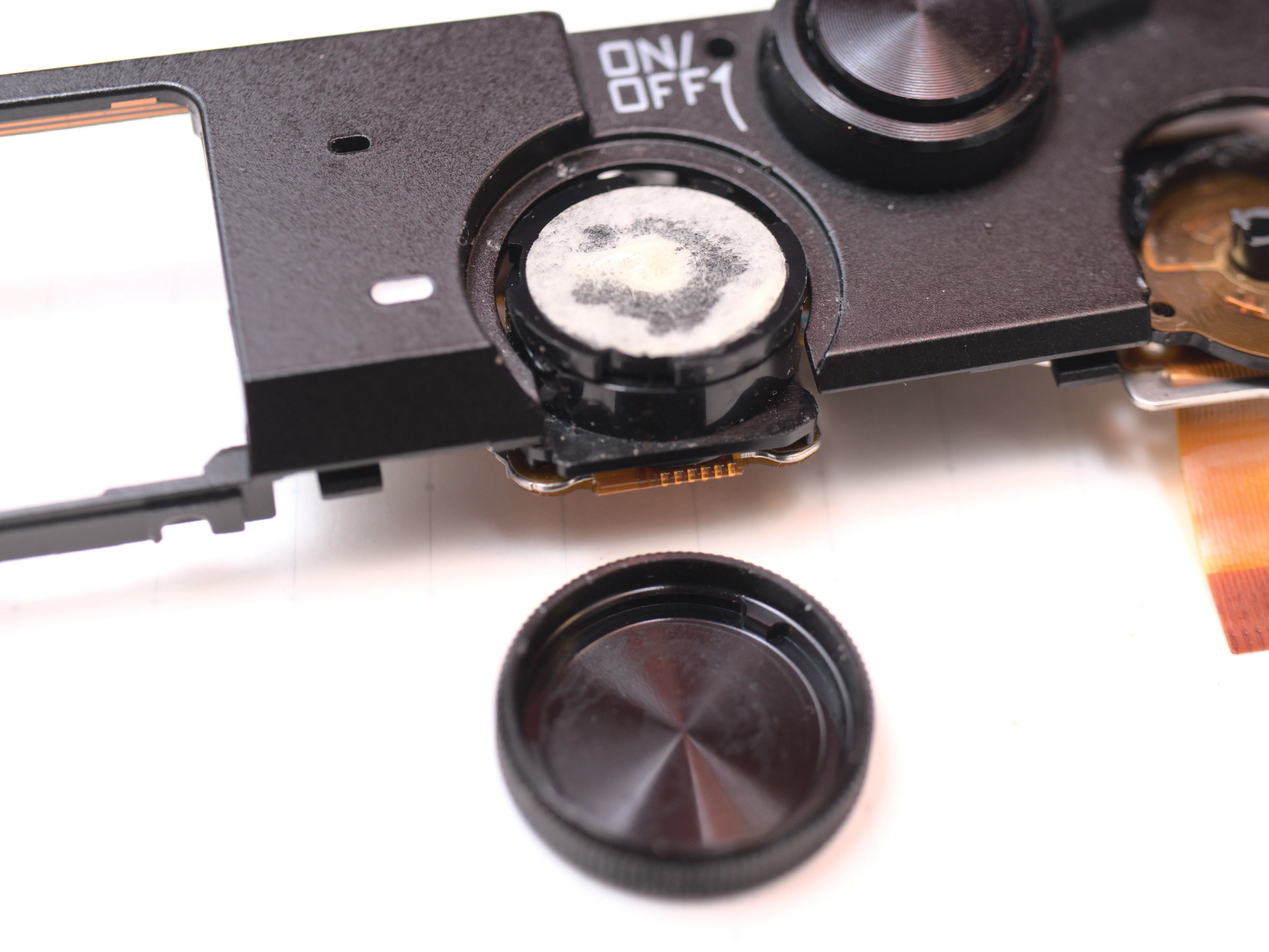 Nikon 1 J5 Разборка (с целью ремонта), Крышка диска переключения режимов: шаг 33, изображение 1 из 2