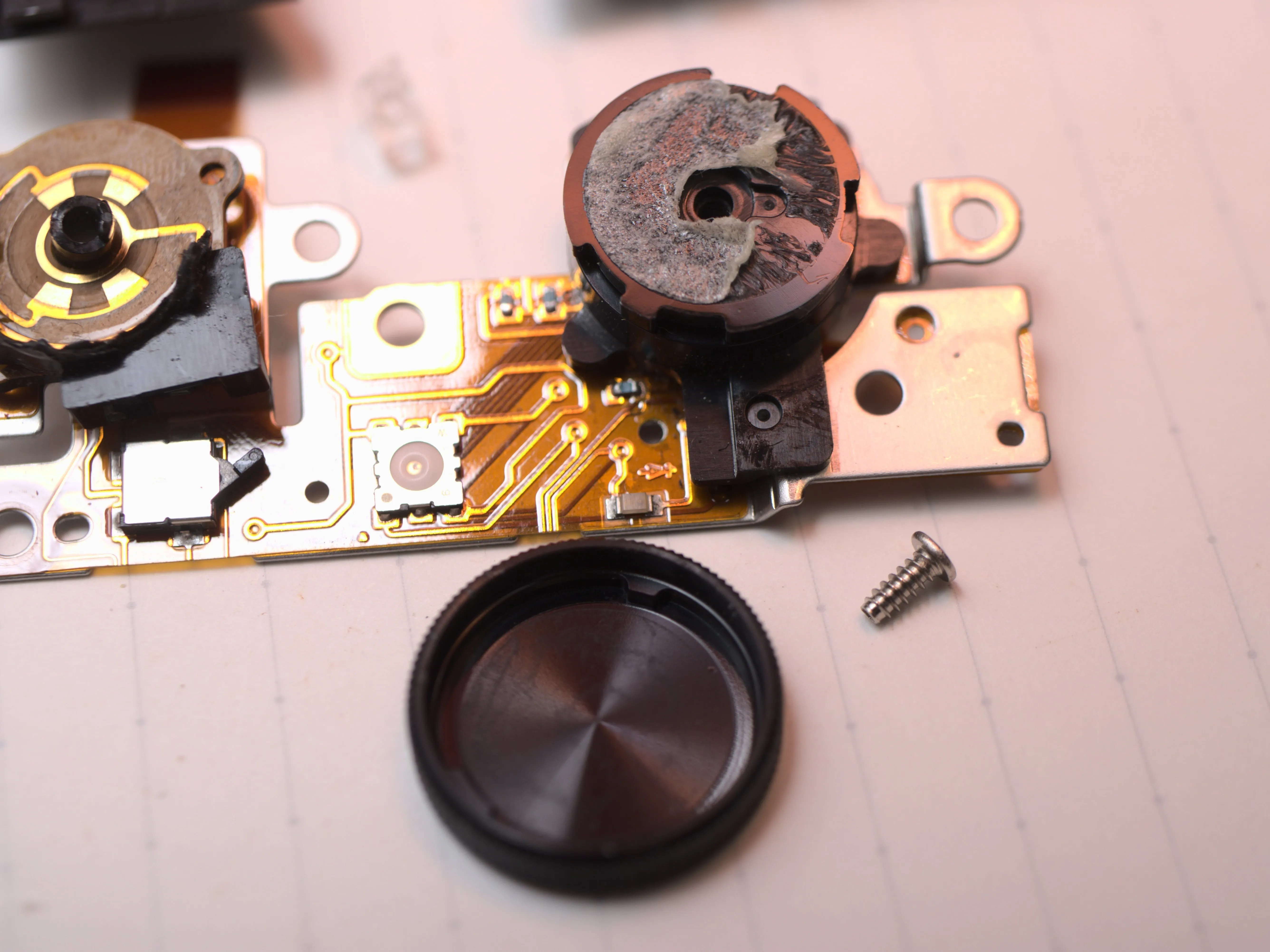 Nikon 1 J5 разборка (ремонт), диск выбора режимов: шаг 35, изображение 2 из 3