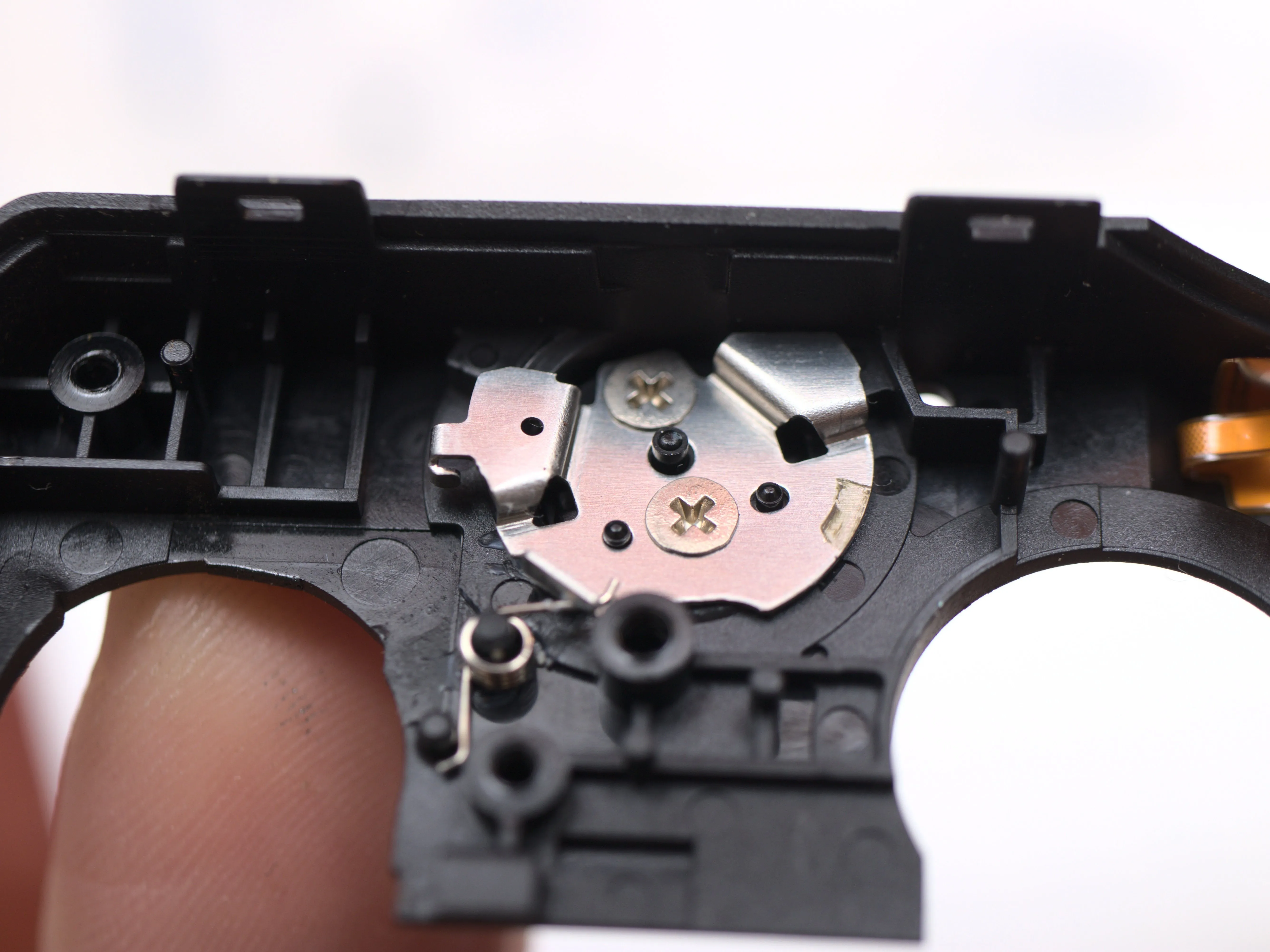 Nikon 1 J5 Разборка (с целью ремонта), выключатель питания и кнопка спуска затвора: шаг 36, изображение 2 из 3