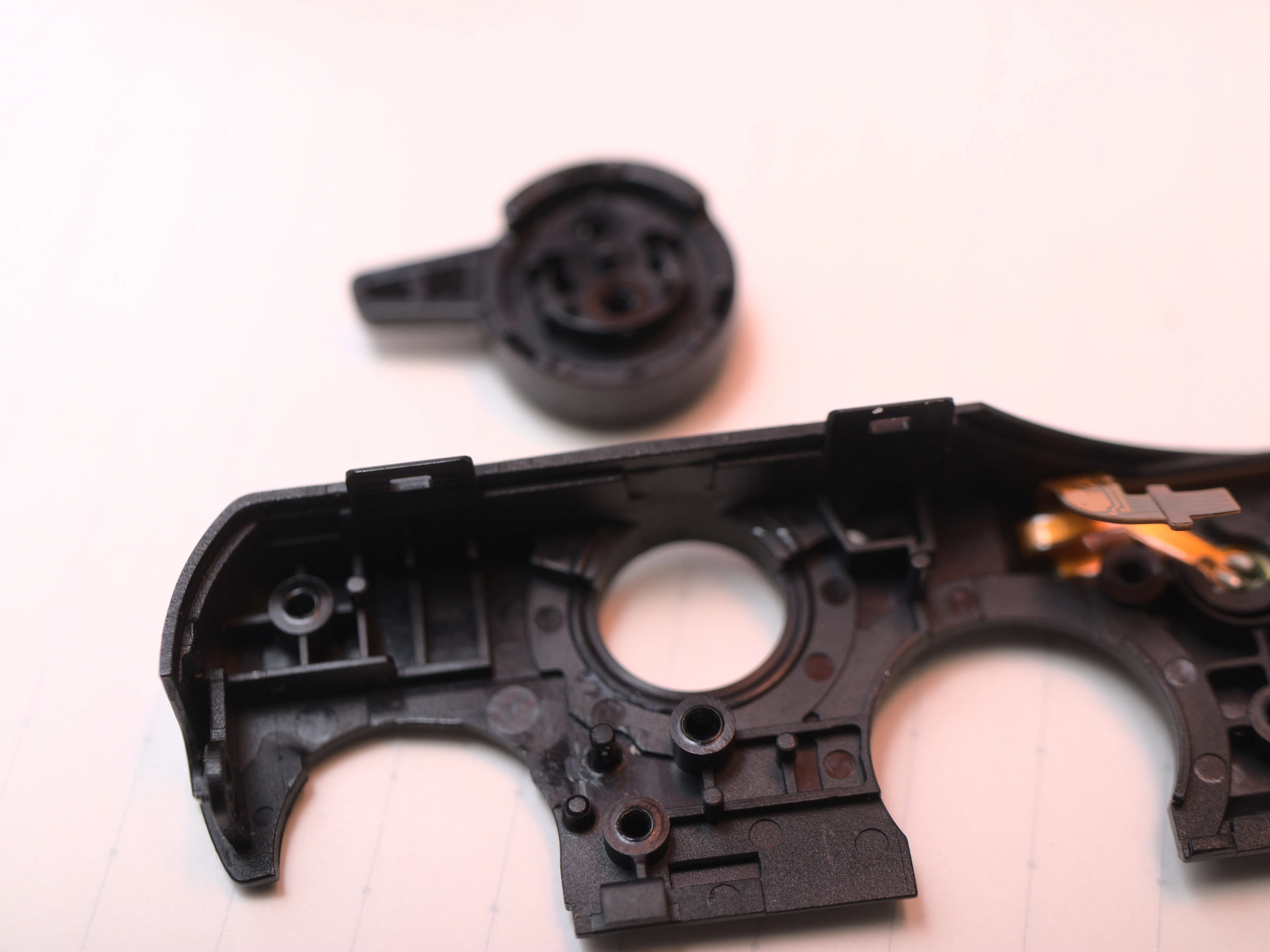 Nikon 1 J5 Разборка (с целью ремонта), выключатель питания и кнопка спуска затвора: шаг 36, изображение 3 из 3