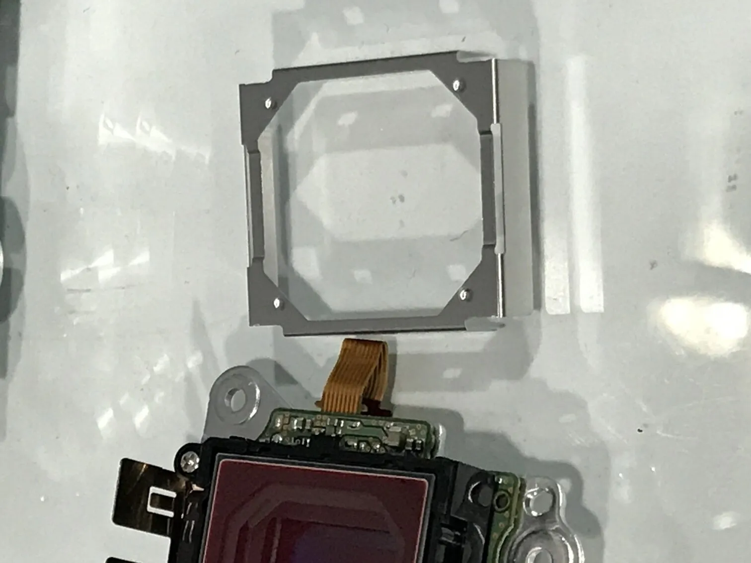Nikon 1 J5 Разборка (с целью ремонта), Удаление ИК-отсечки: шаг 23, изображение 2 из 3
