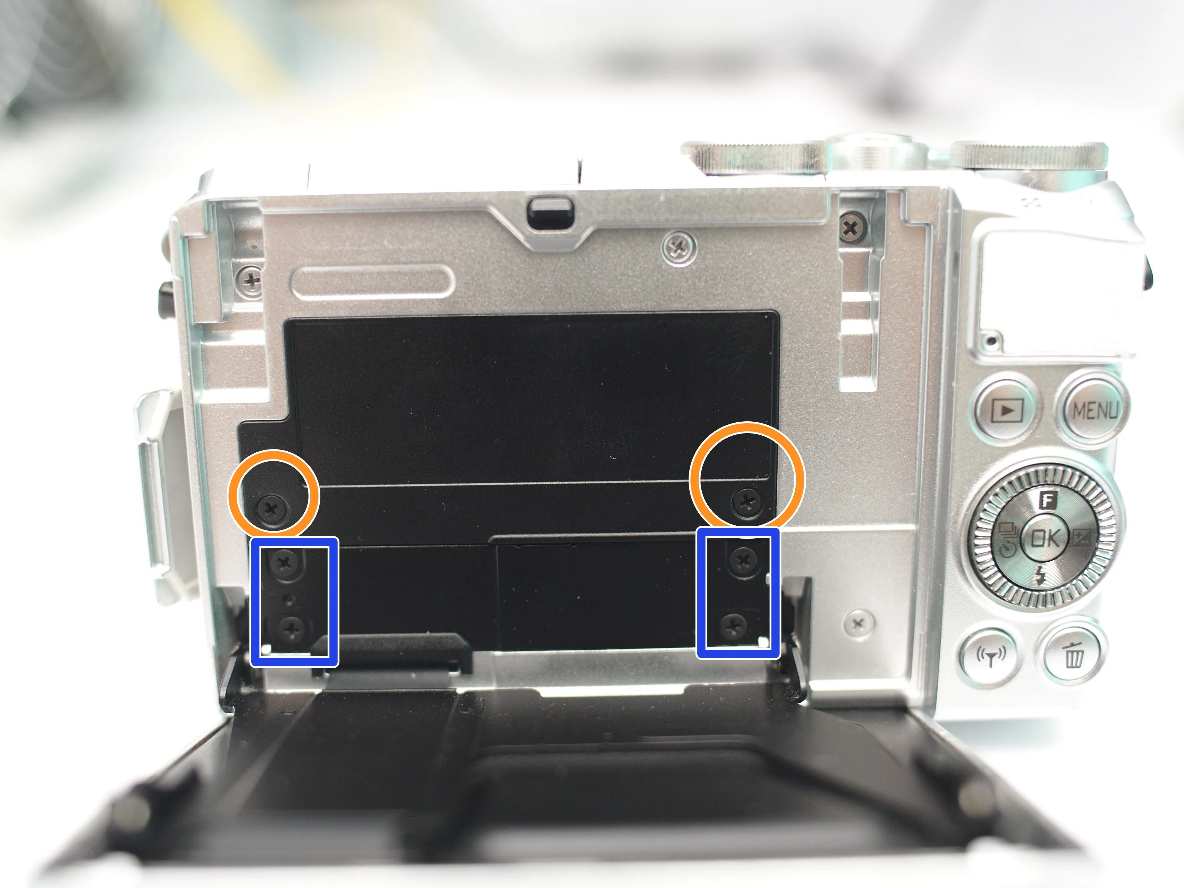 Nikon 1 J5 Разборка (с целью ремонта), Снятие/замена ЖК-дисплея/тачскрина: шаг 2, изображение 1 из 3