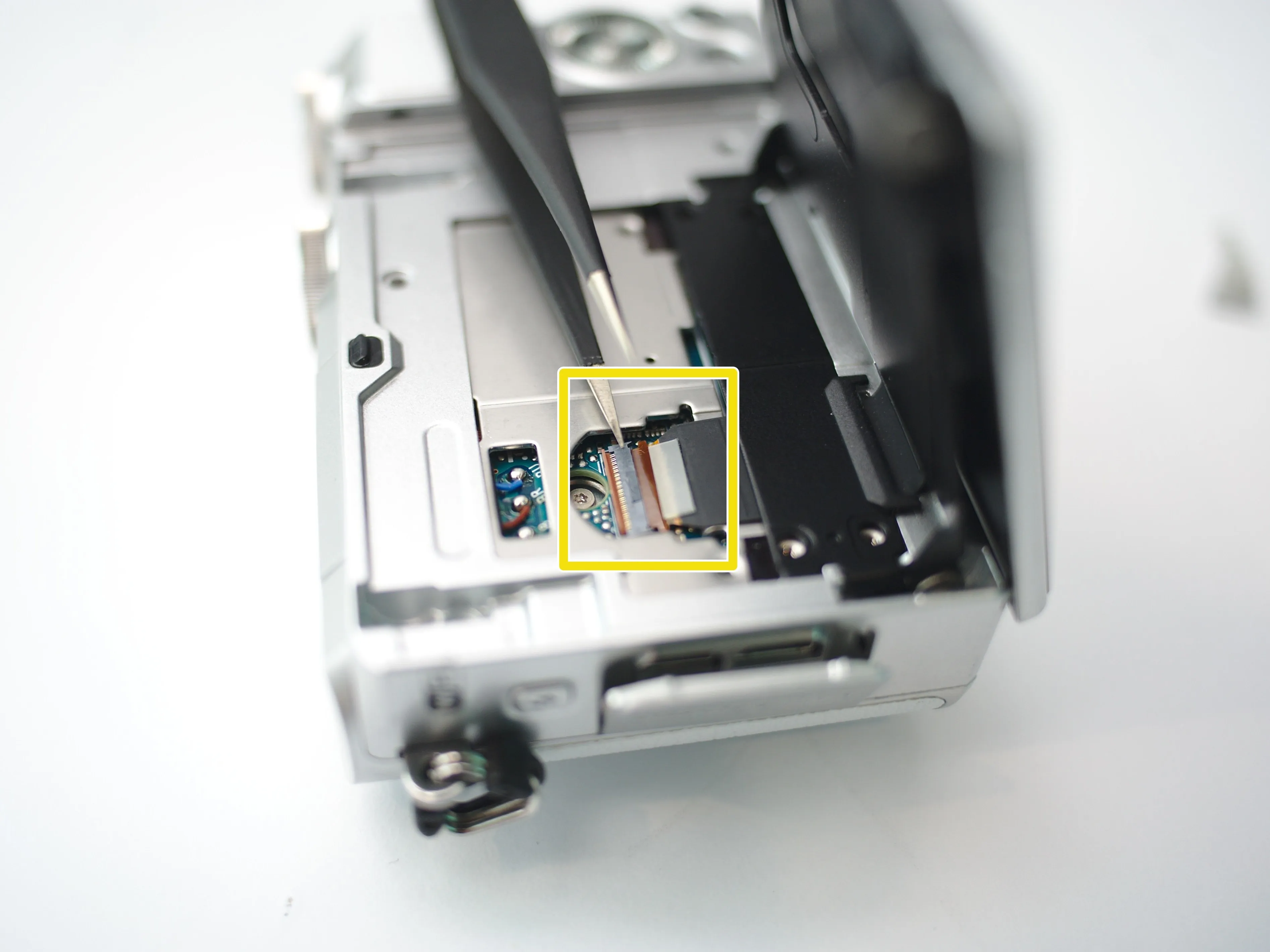 Nikon 1 J5 Разборка (цель ремонта), извлечение/замена ЖК-дисплея/тачскрина: шаг 2, изображение 2 из 3