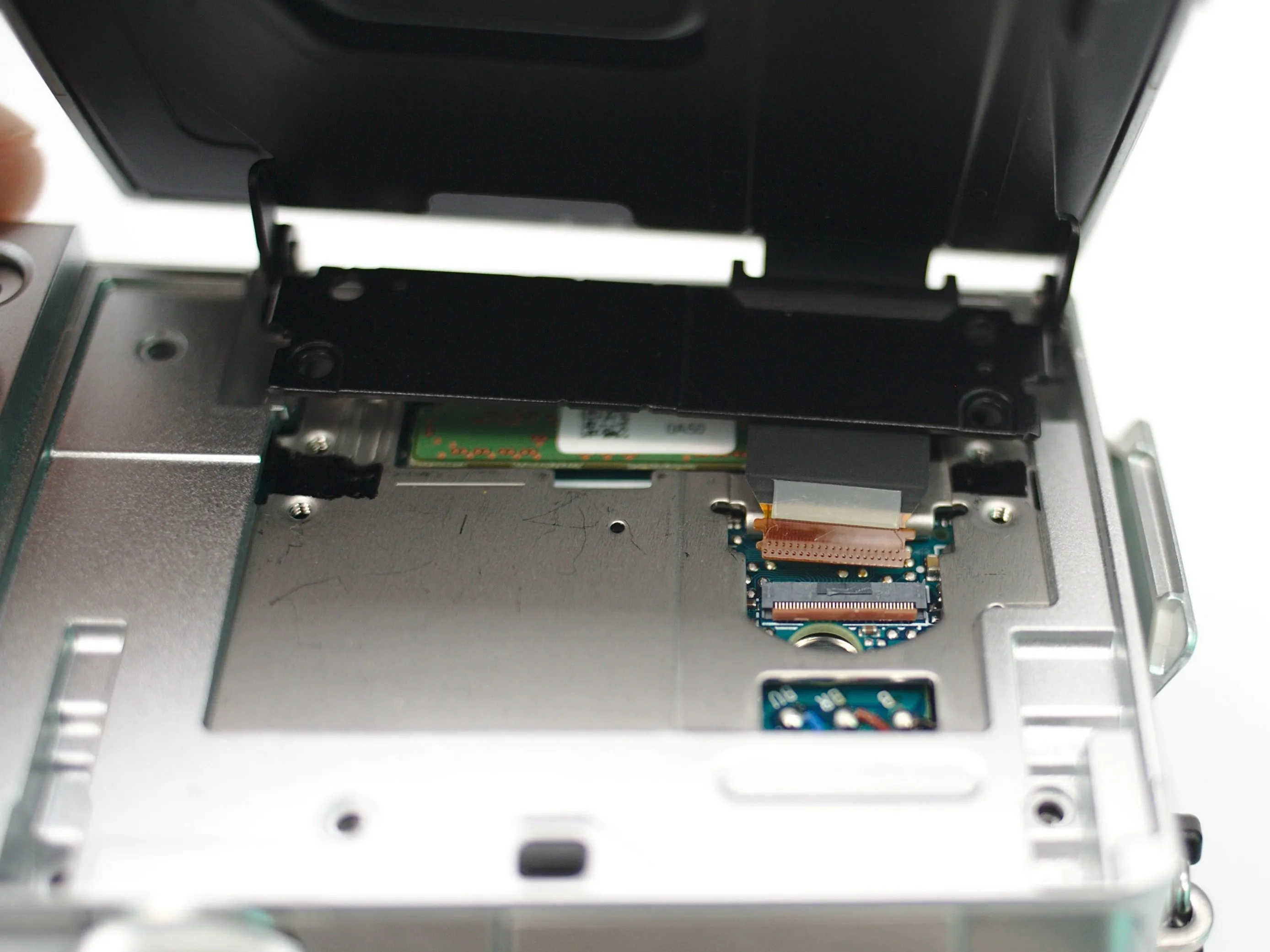 Nikon 1 J5 Разборка (с целью ремонта), извлечение/замена ЖК-дисплея/тачскрина: шаг 2, изображение 3 из 3