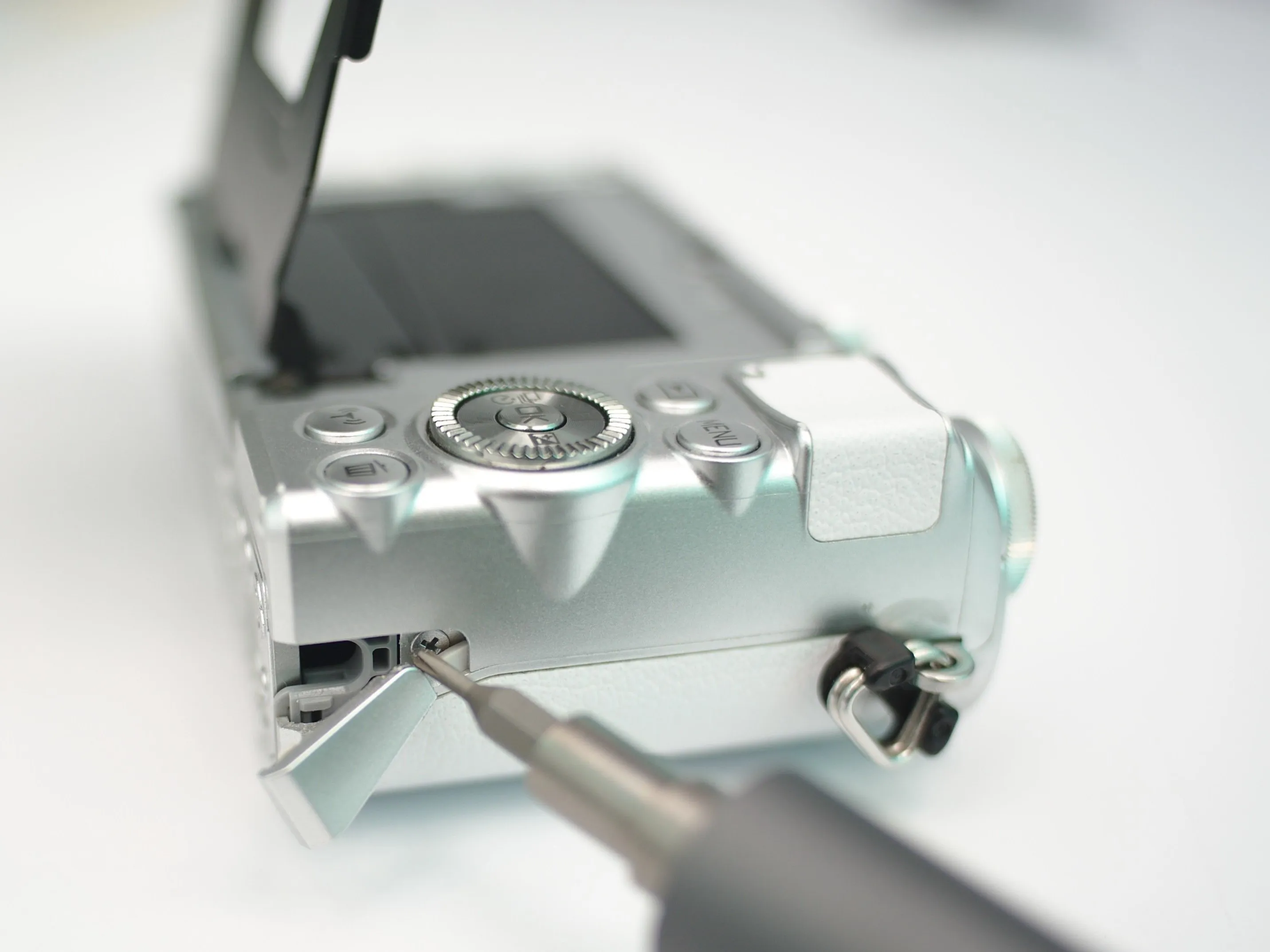 Nikon 1 J5 Разборка (ремонт), правая сторона (ПРАВАЯ, когда вы держите его правильно): шаг 6, изображение 1 из 1