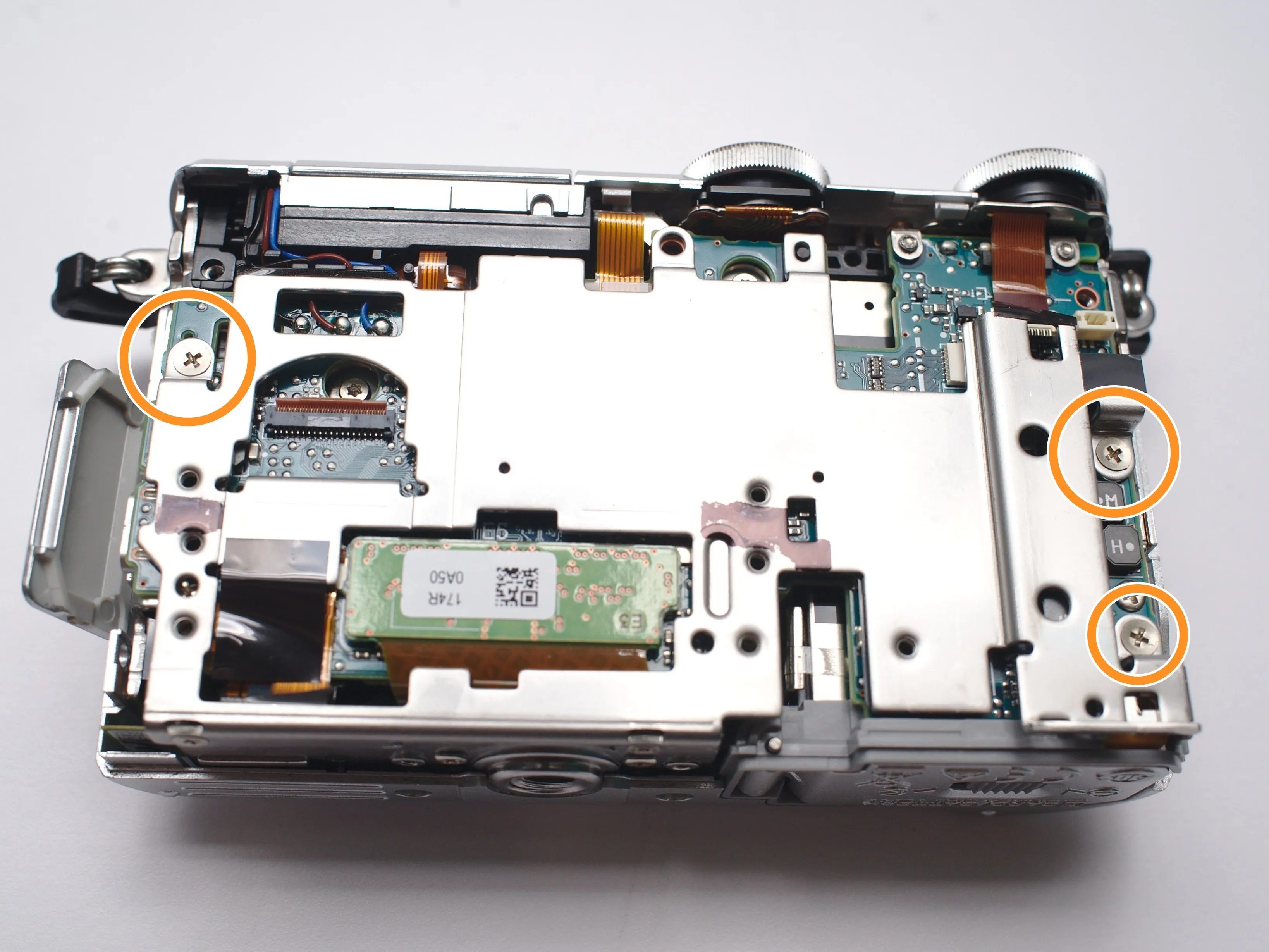 Nikon 1 J5 Разборка (с целью ремонта), Защитная крышка: шаг 11, изображение 1 из 3