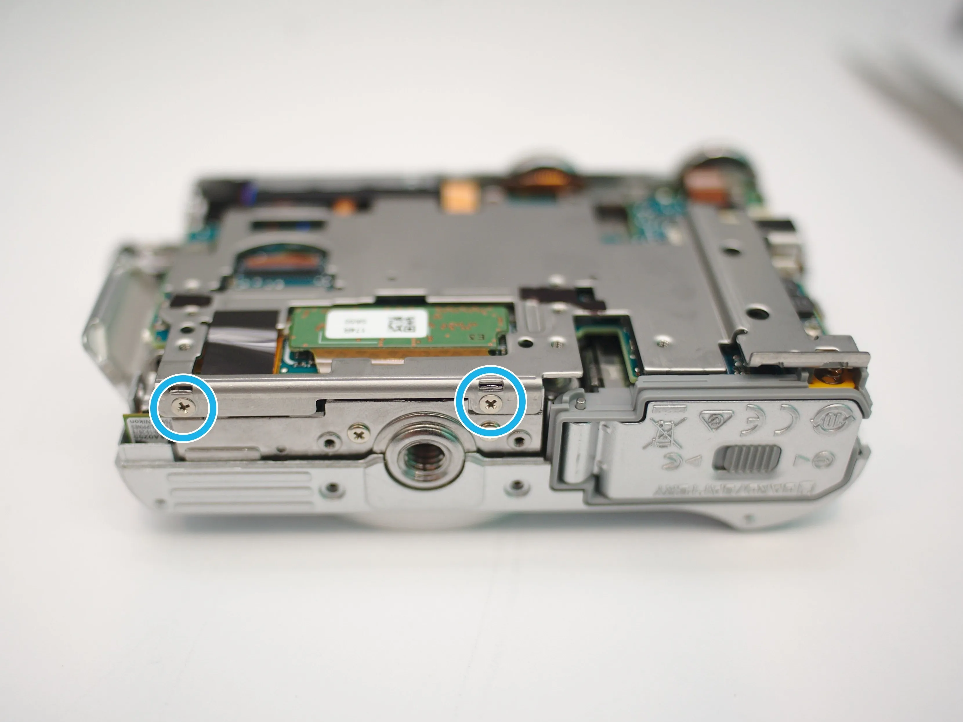 Nikon 1 J5 разборка (ремонт), защитная крышка: шаг 11, изображение 2 из 3