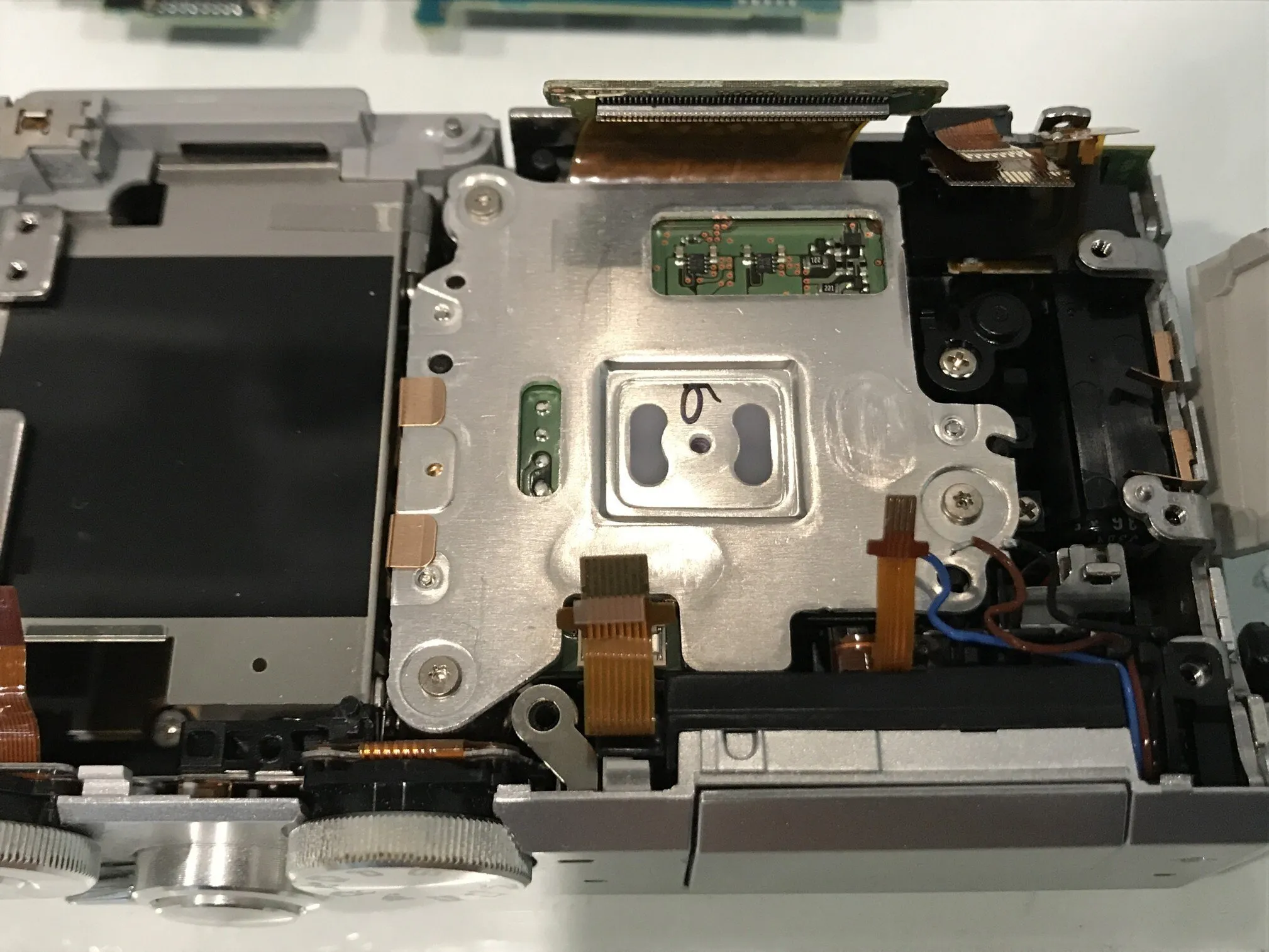 Разборка Nikon 1 J5 (с целью ремонта): шаг 21, изображение 1 из 2