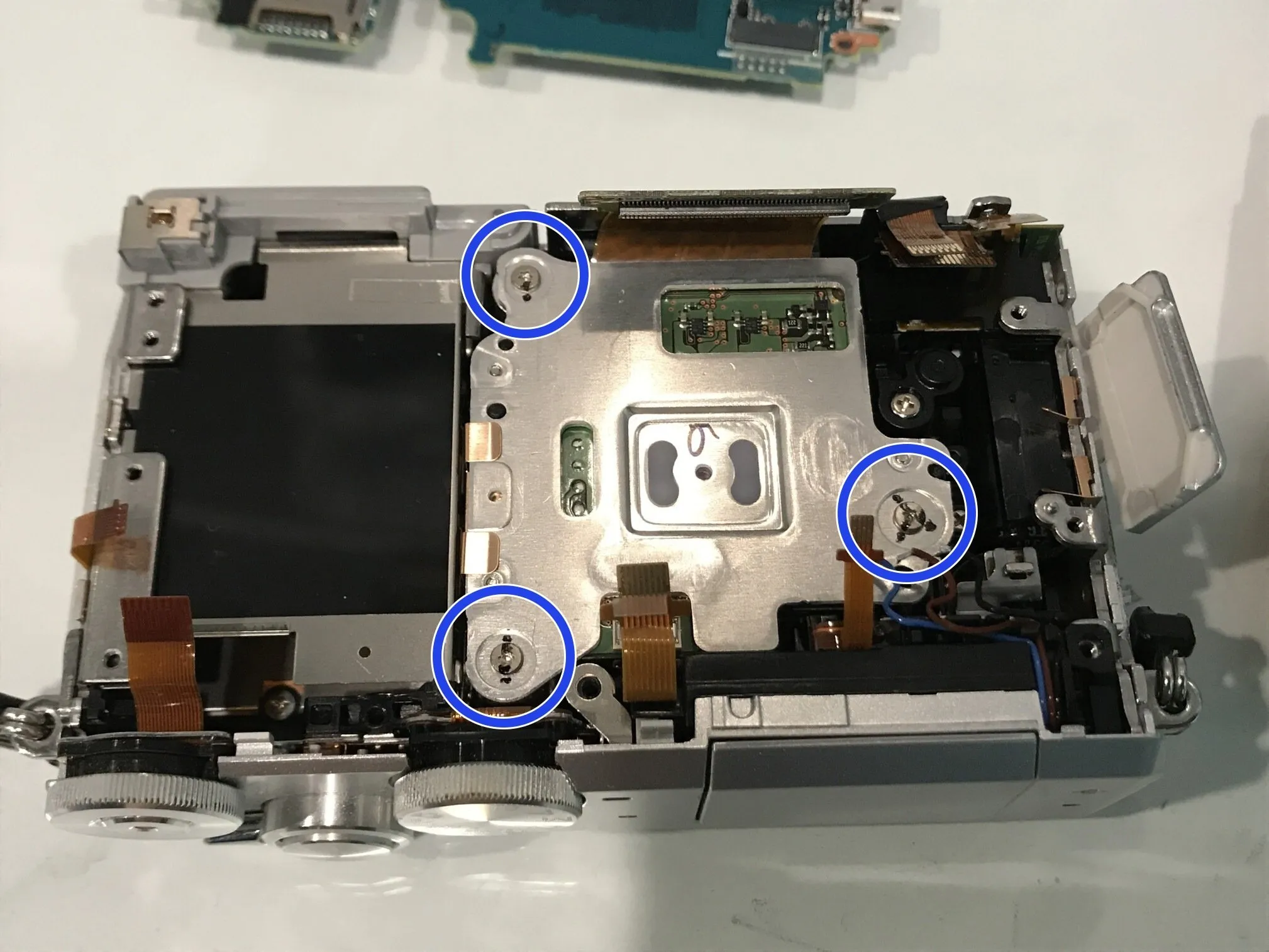 Nikon 1 J5 Разборка (цель ремонта): шаг 21, изображение 2 из 2