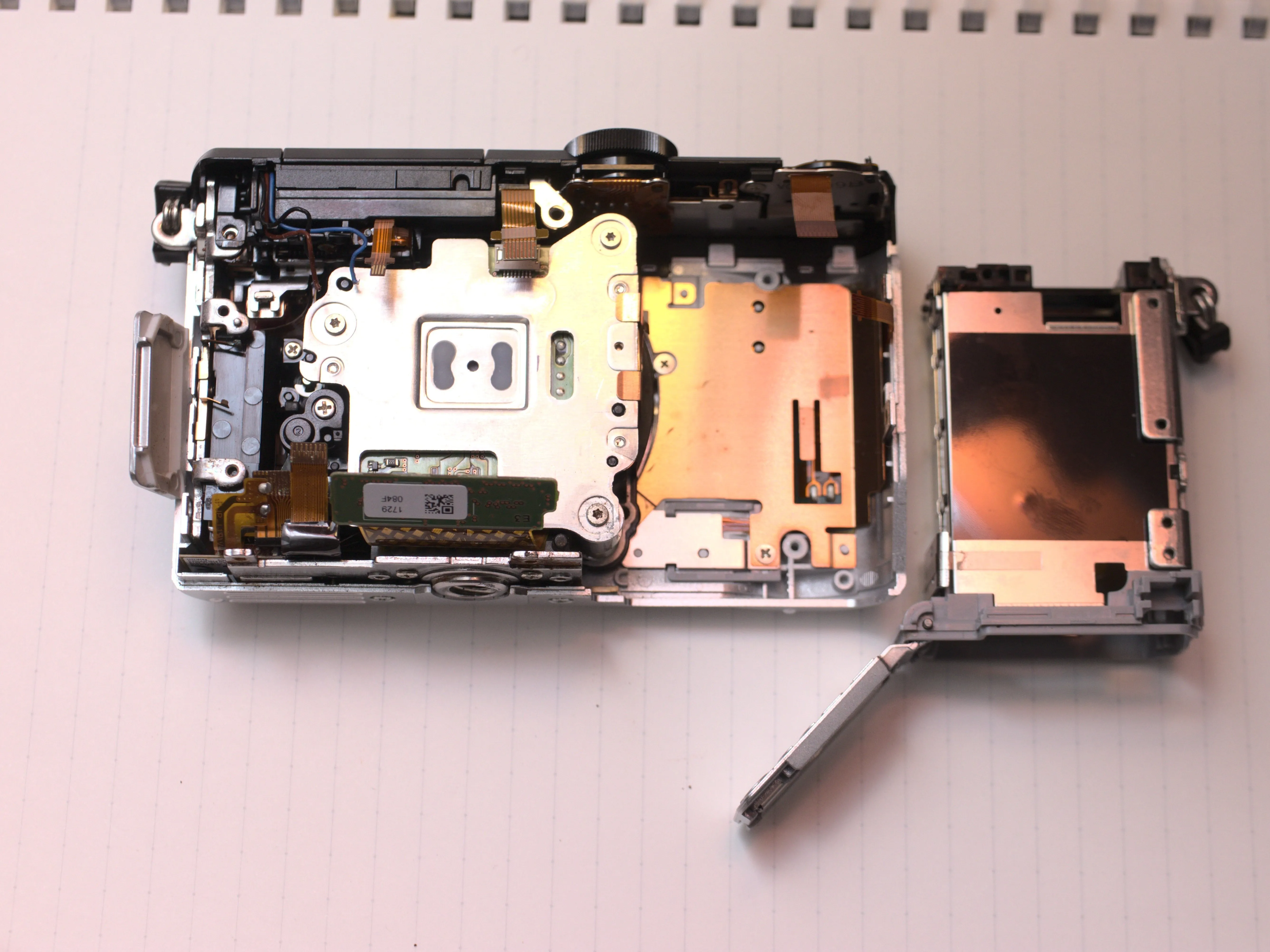 Nikon 1 J5 Разборка (с целью ремонта), аккумуляторный отсек: шаг 26, изображение 1 из 3