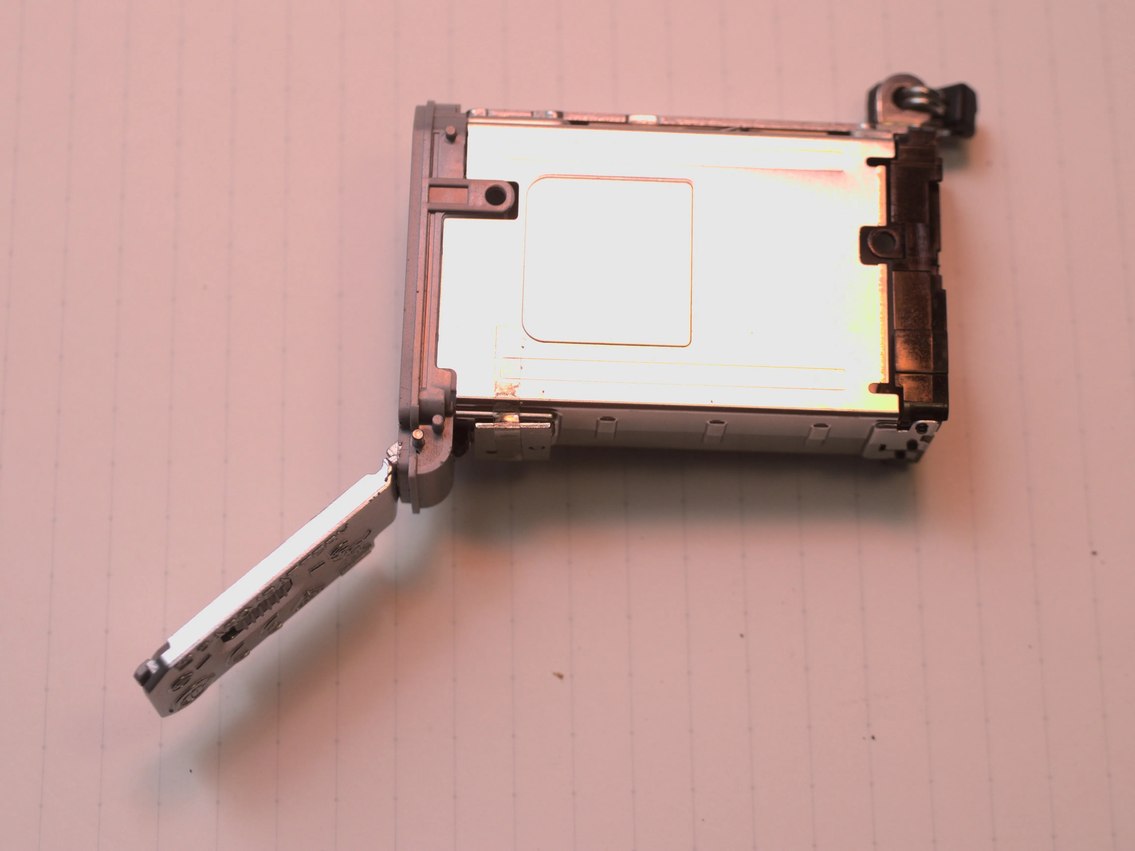 Nikon 1 J5 Разборка (с целью ремонта), аккумуляторный отсек: шаг 26, изображение 2 из 3