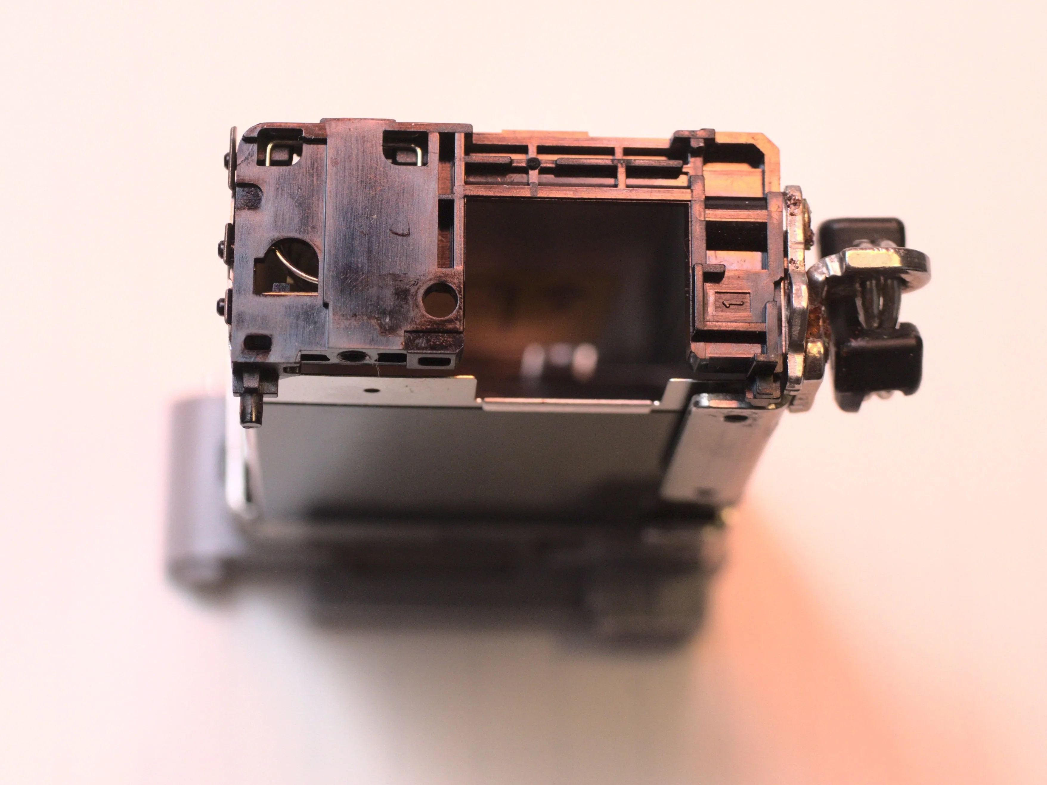 Nikon 1 J5 Разборка (с целью ремонта), аккумуляторный отсек: шаг 26, изображение 3 из 3