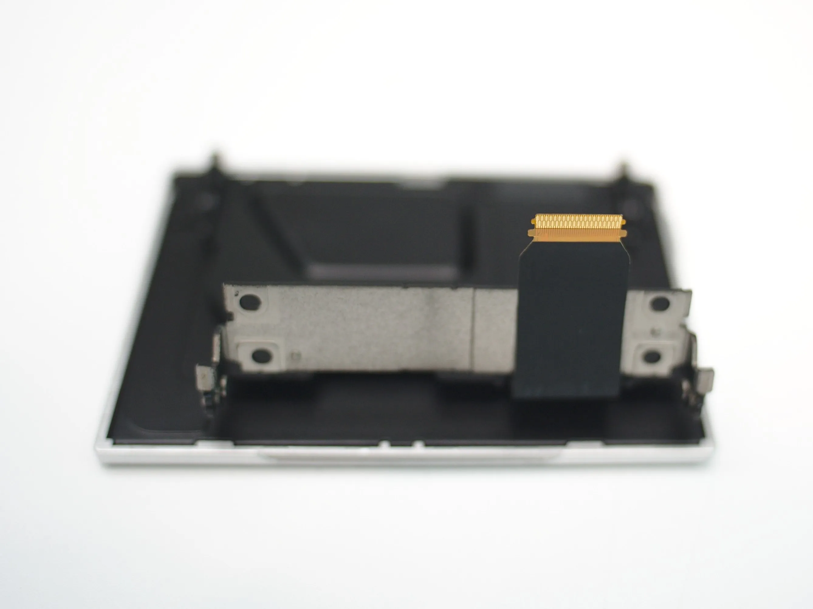 Nikon 1 J5 Разборка (с целью ремонта), ЖК-дисплей в сборе и разъем FPC: шаг 3, изображение 2 из 2