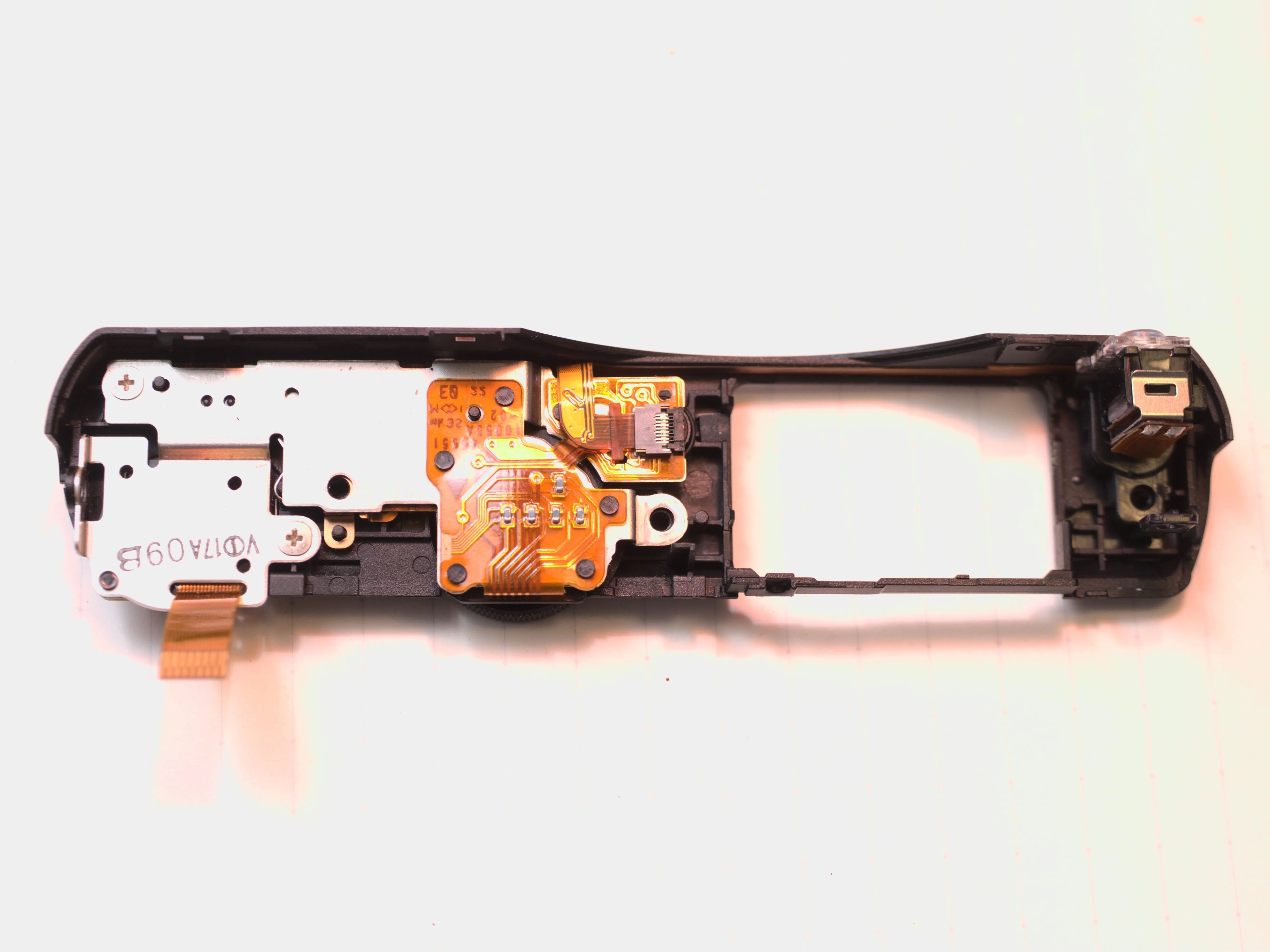 Разборка Nikon 1 J5 (с целью ремонта), верхний корпус 4: шаг 31, изображение 1 из 3