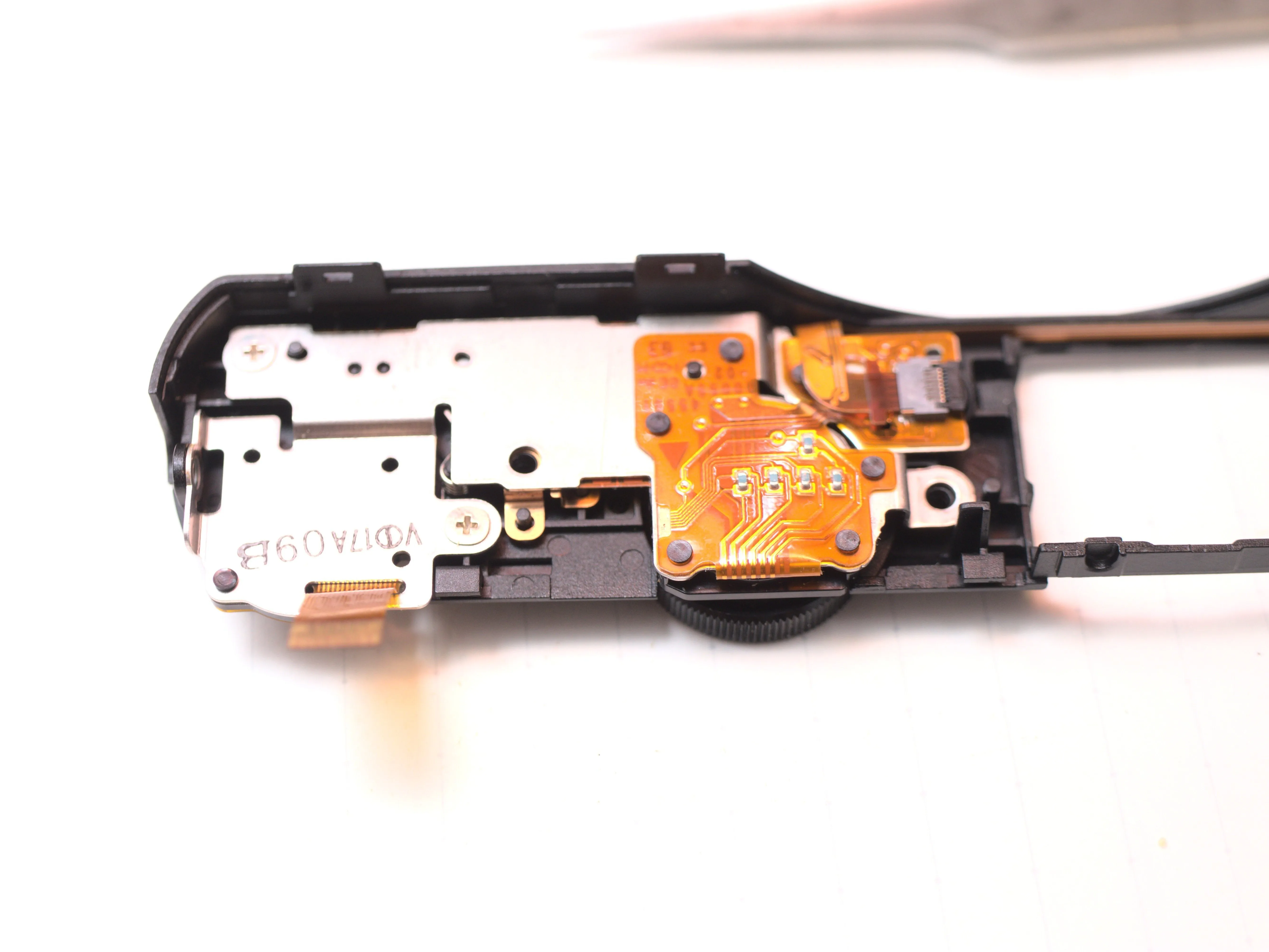 Nikon 1 J5 Разборка (с целью ремонта), верхний корпус 4: шаг 31, изображение 3 из 3